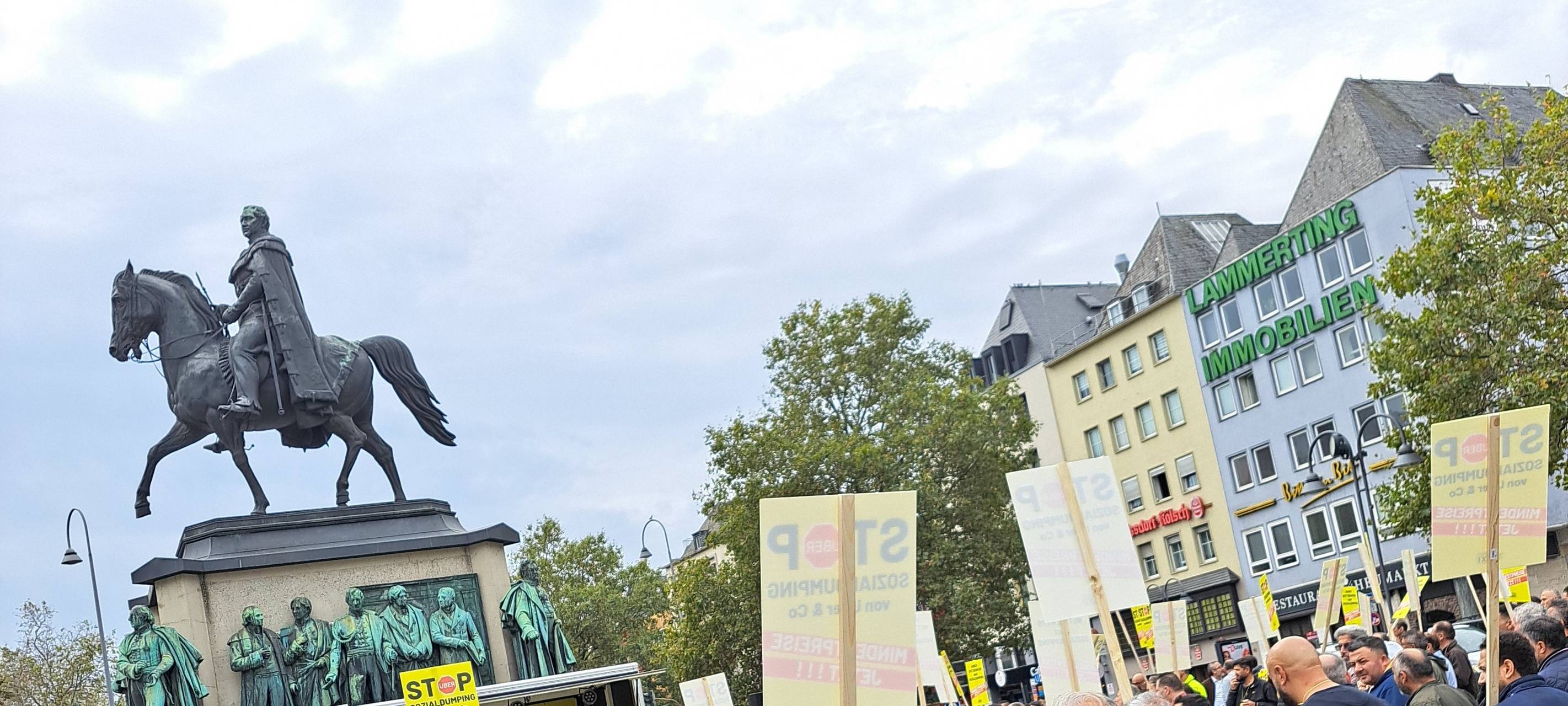 Kölner Taxiunternehmen protestieren mit Autokorso