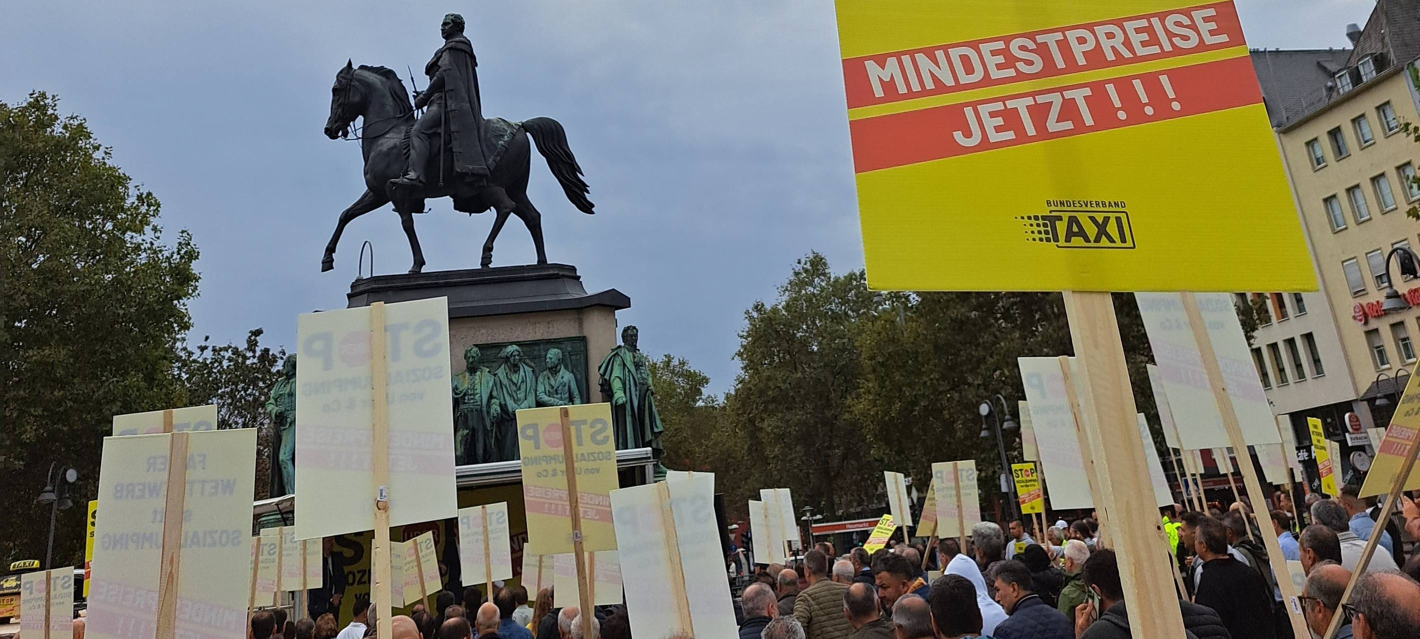 Taxi-Branche protestiert gegen Mietwagenplattformen