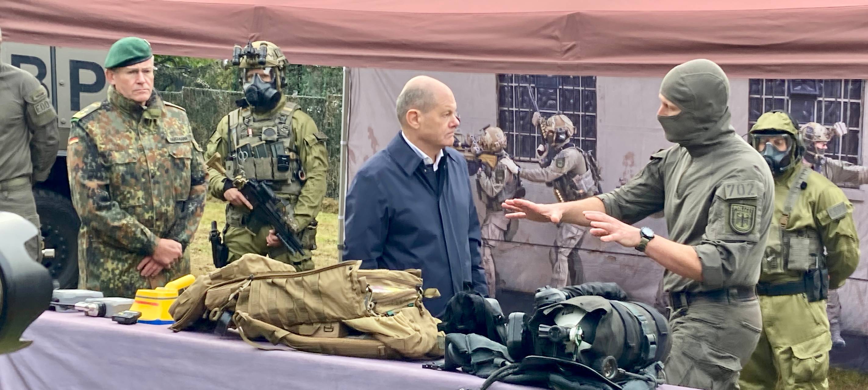 Bundeskanzler Scholz in Porz zu Militärübung