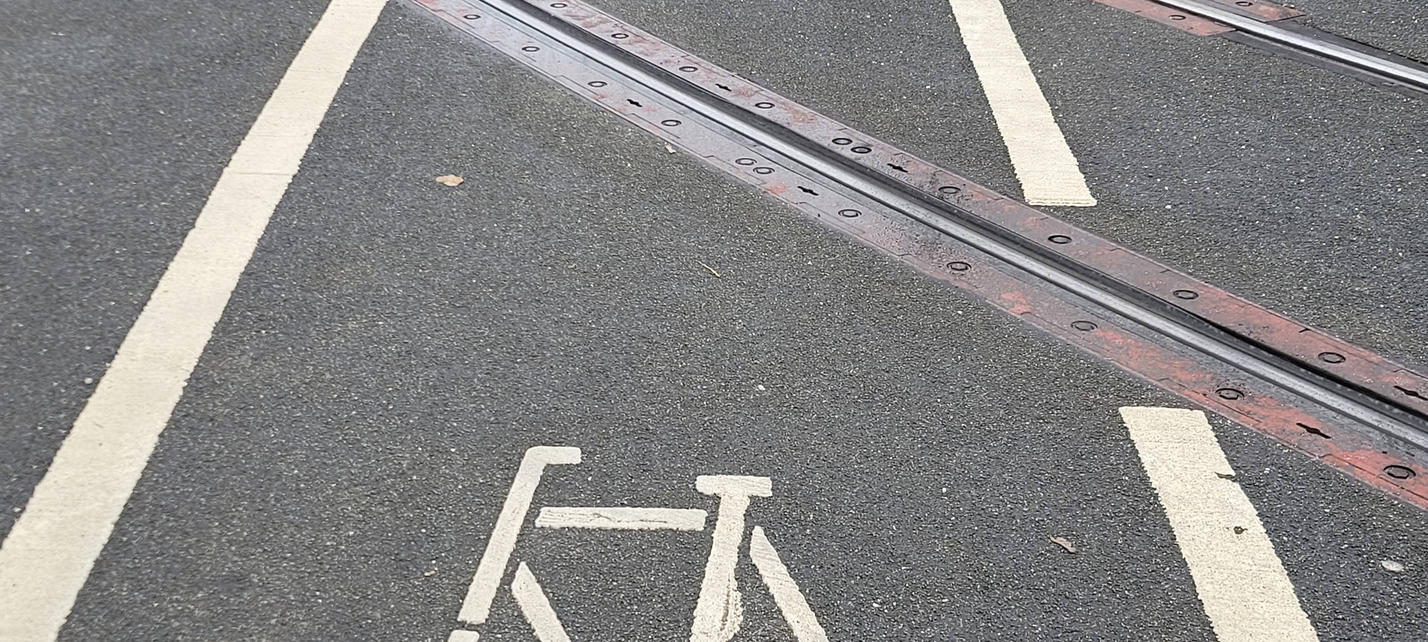 Autofahrer flüchtet nach Unfall mit Kind