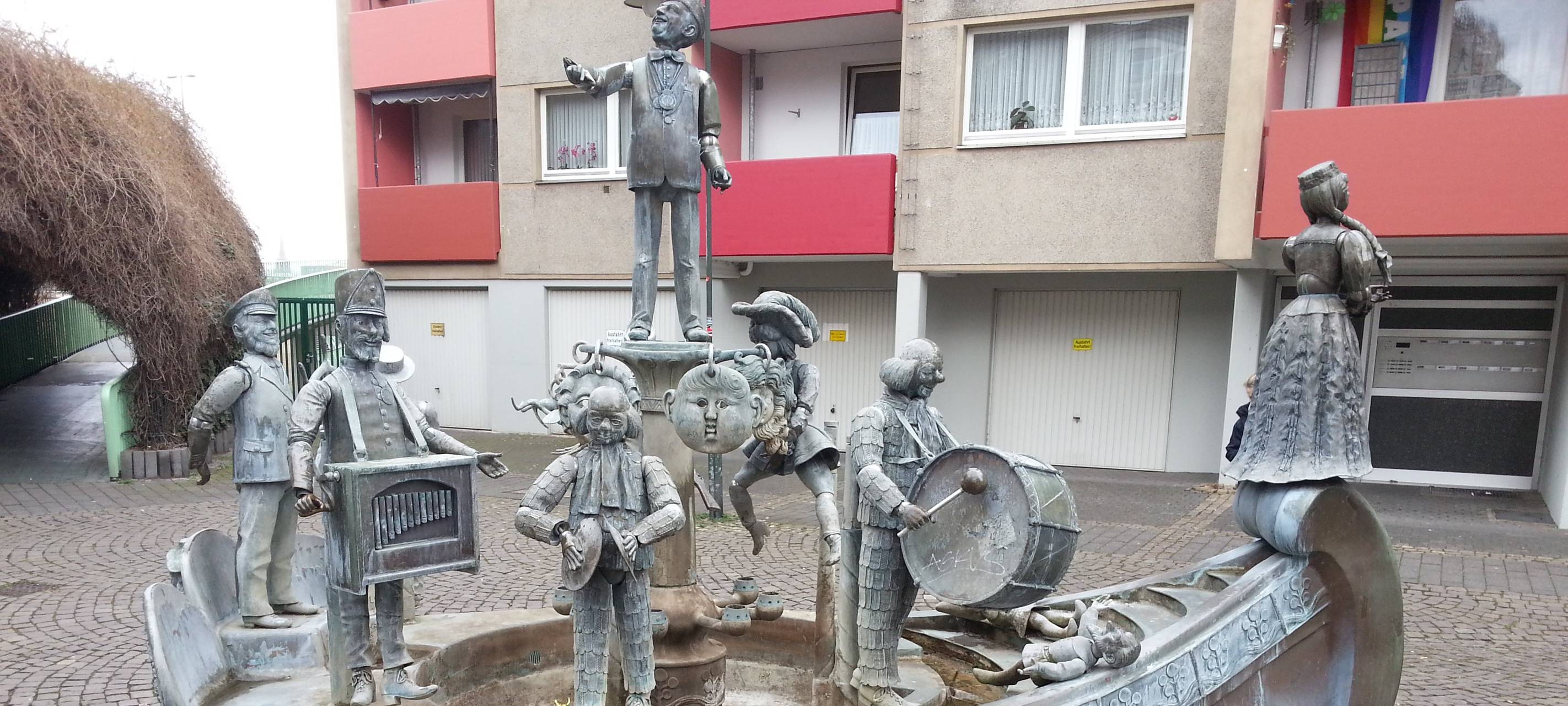 Karl-Berbuer-Brunnen nach Entkalkung wieder da