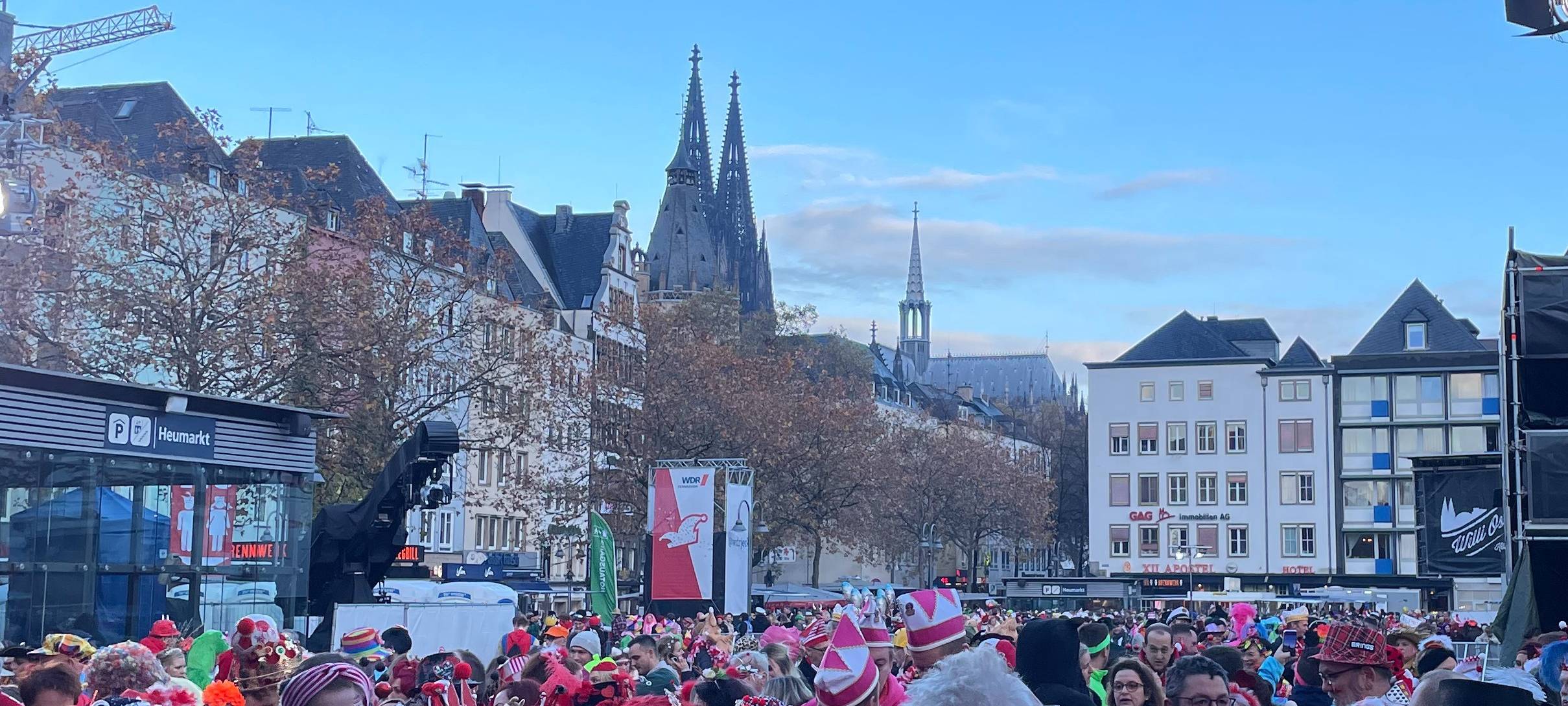 Hunderttausend Menschen feiern Karnevalsauftakt am 11.11.