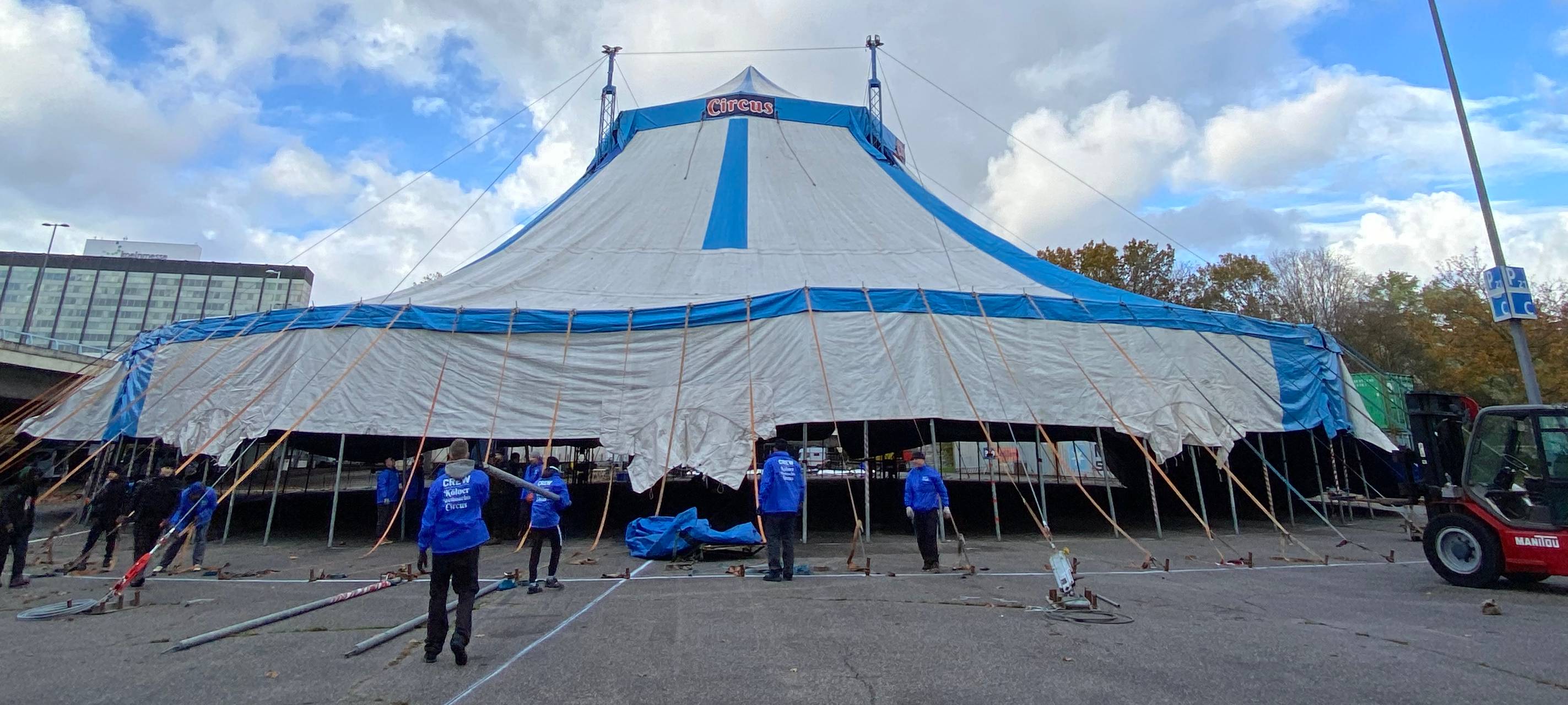 Kölner Weihnachtscircus an der Zoobrücke aufgebaut.