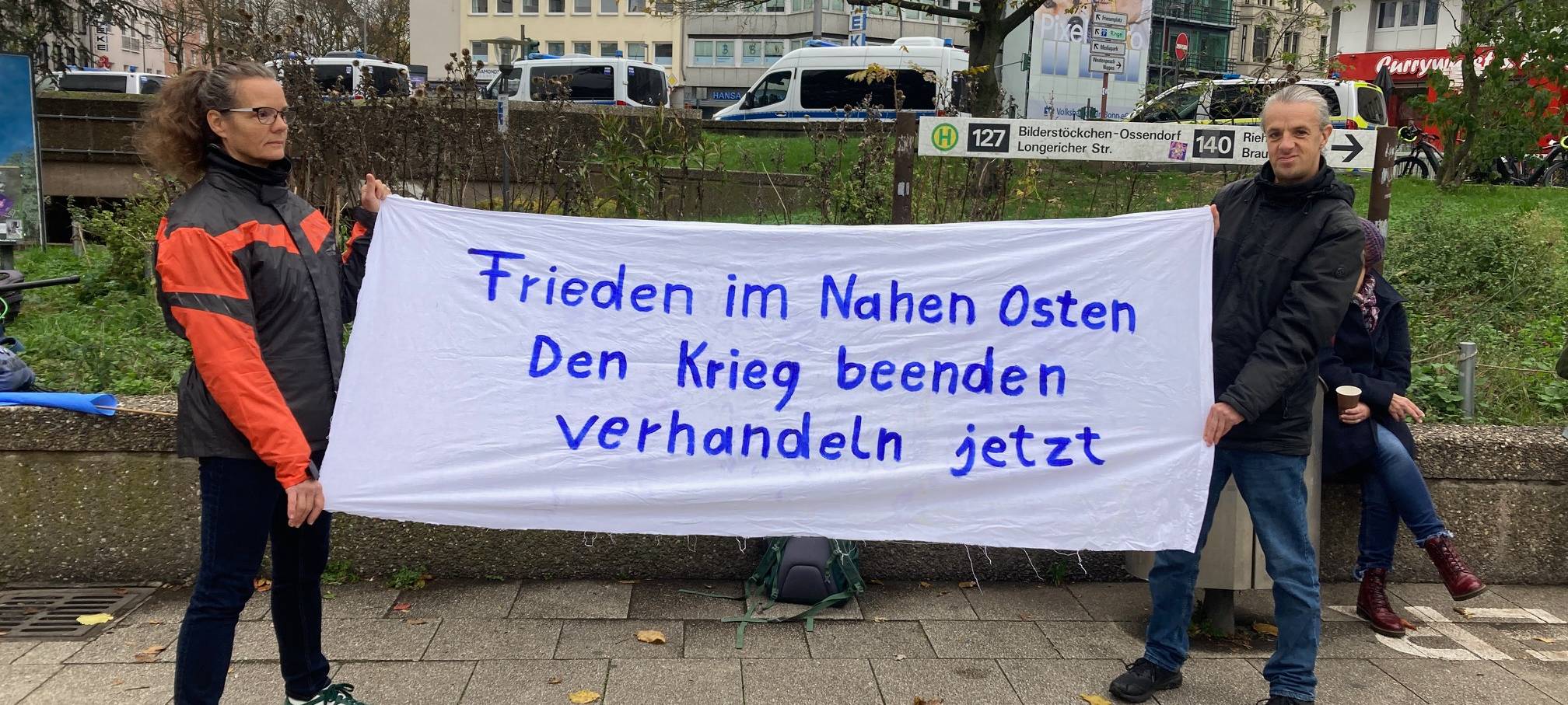 Tausende bei Friedensdemo am Ebertplatz