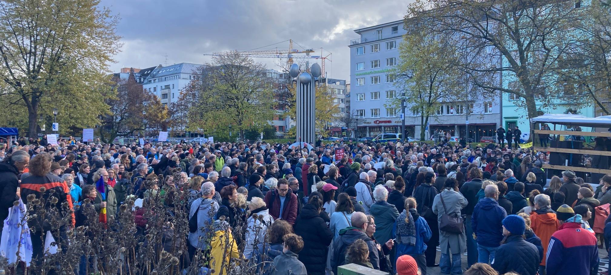Tausende bei Friedensdemo am Ebertplatz