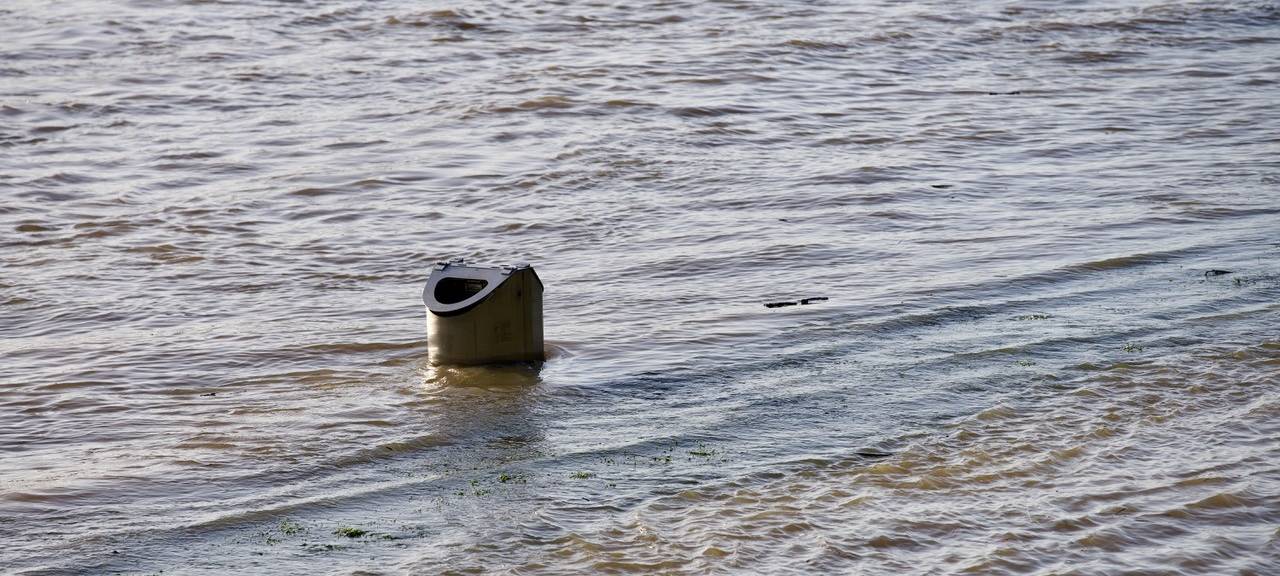 KRAKE: Stadt habe Mülleimer vor Hochwasser nicht geleert