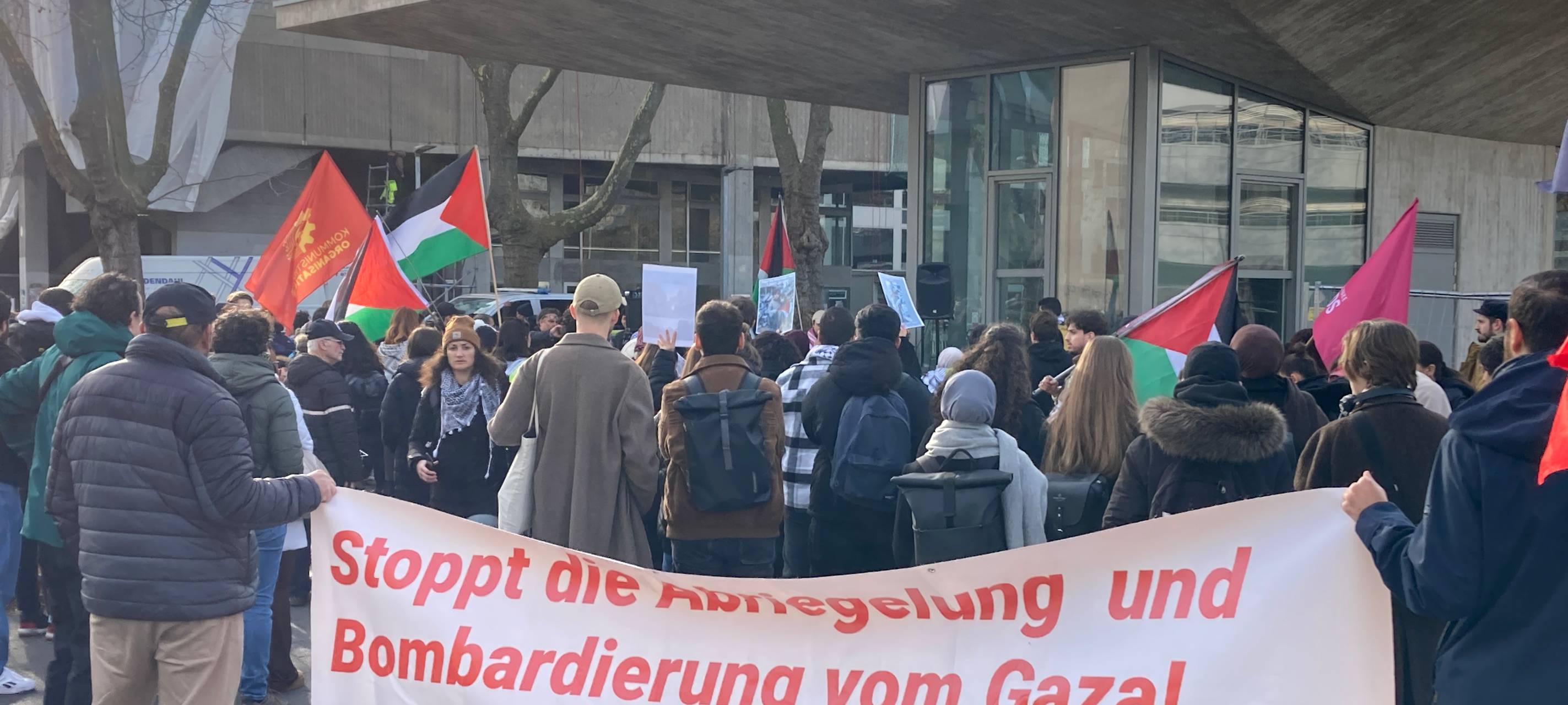 Pro-Palästina- und Pro-Israel-Demo vor Kölner Uni