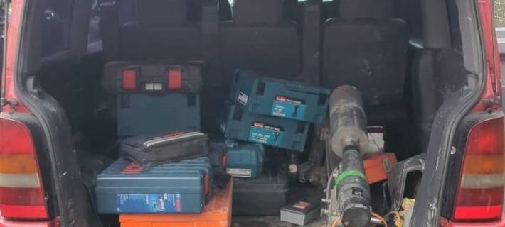 Drei Männer klauen Werkzeug aus Handwerkerautos