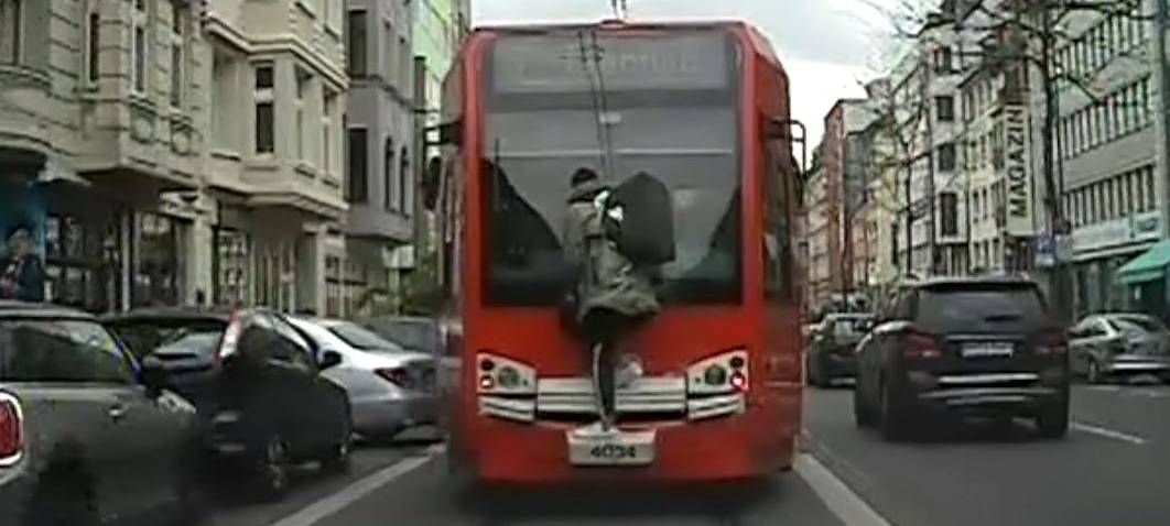 Ausrede "Zeitdruck" - Mann fährt auf Kupplung von KVB-Bahn mit
