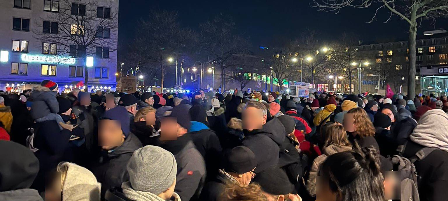 Zehntausende strömen zur Demo gegen Rechts