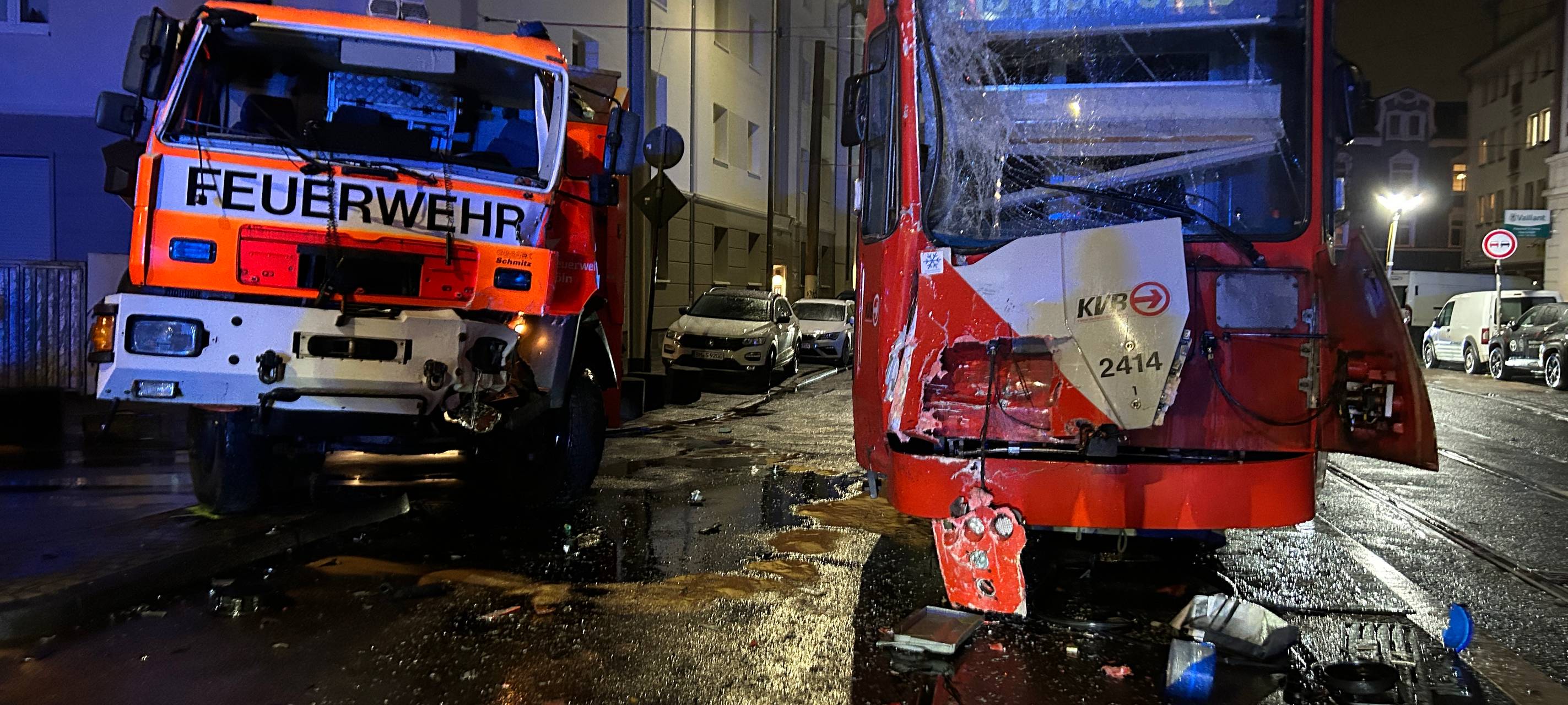 Feuerwehrmann nach Unfall mit KVB schwer verletzt