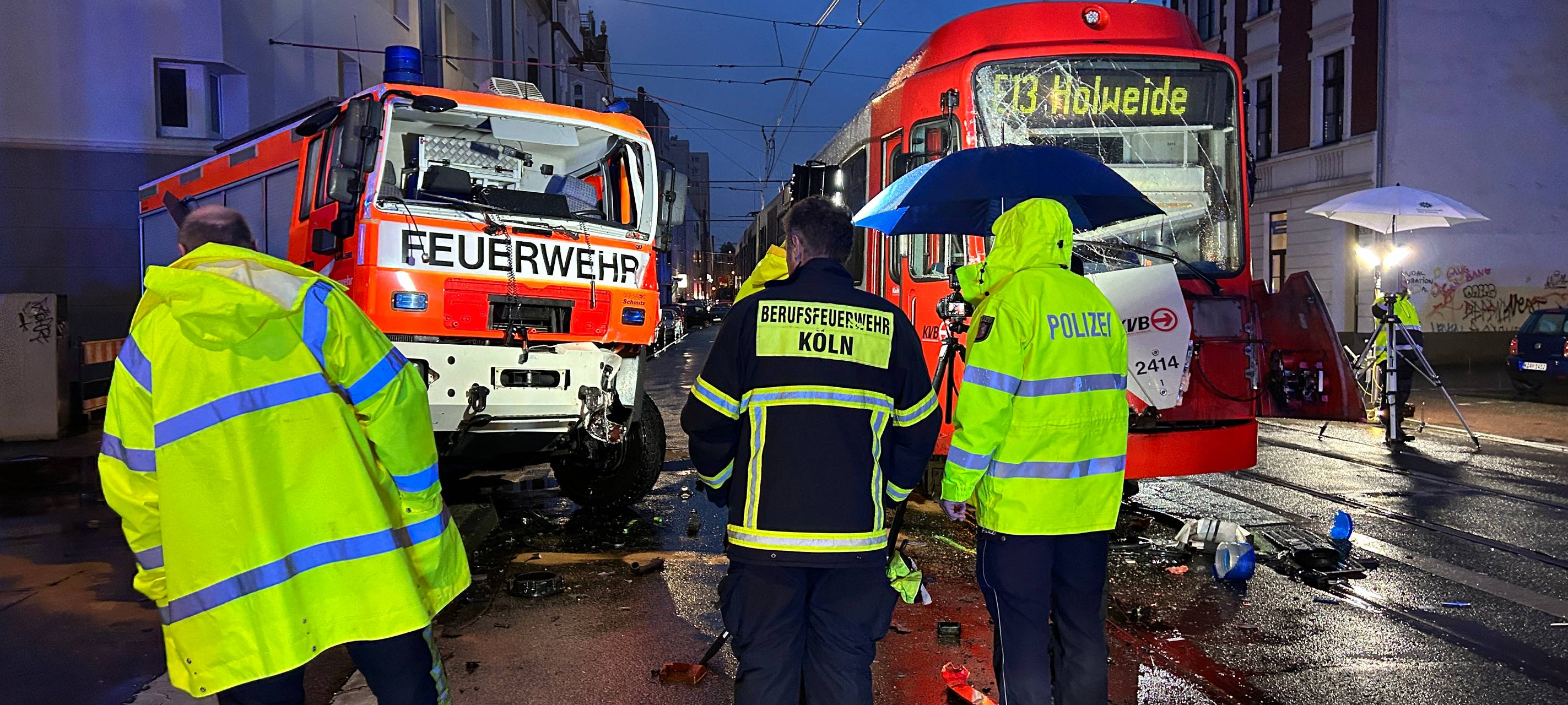 Feuerwehrmann nach Unfall mit KVB schwer verletzt
