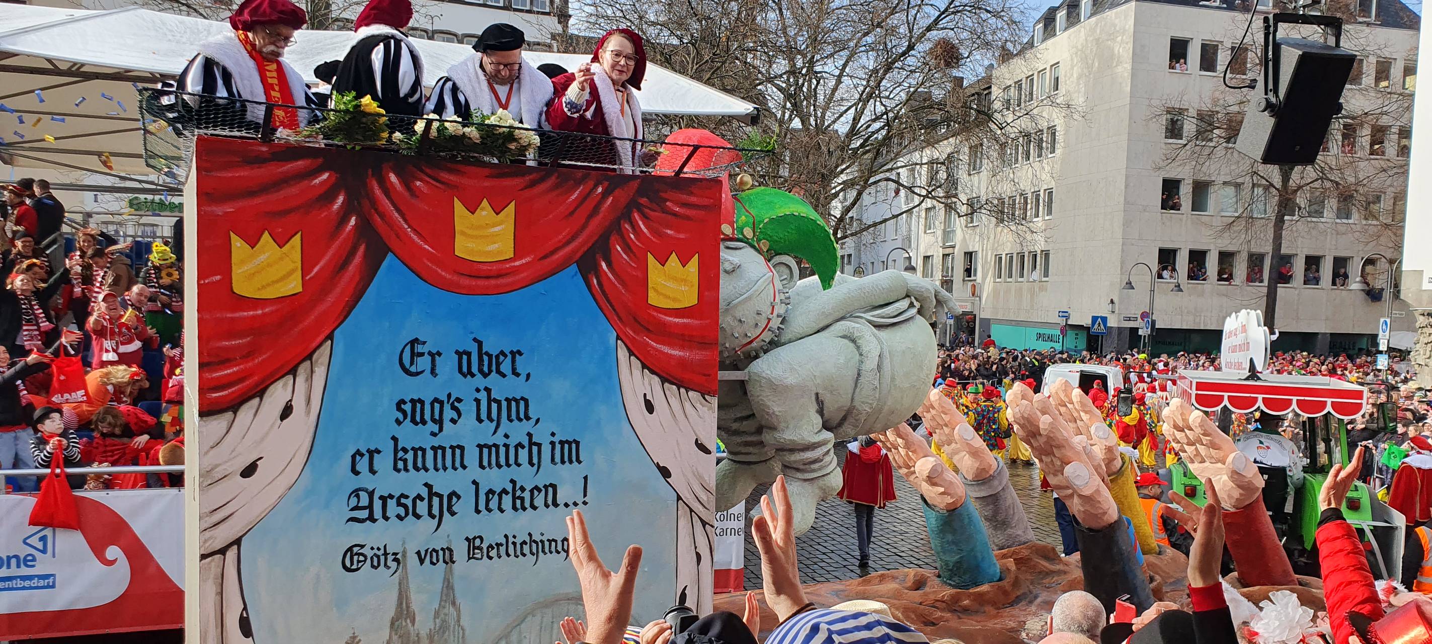 Der Rosenmontagszug läuft