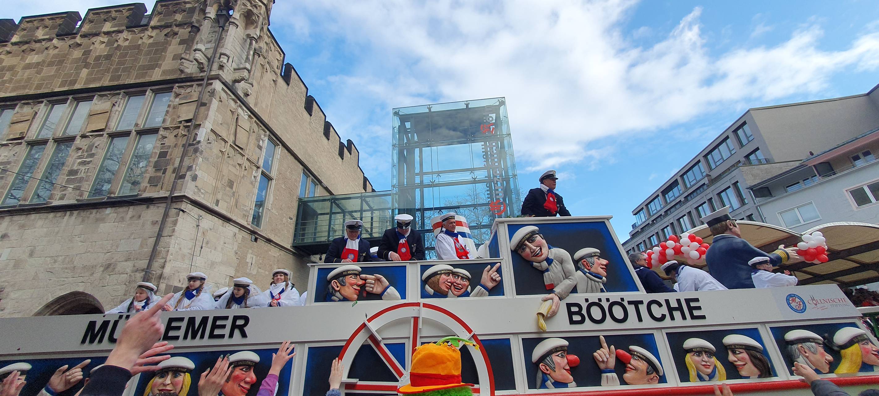 Der Rosenmontagszug läuft