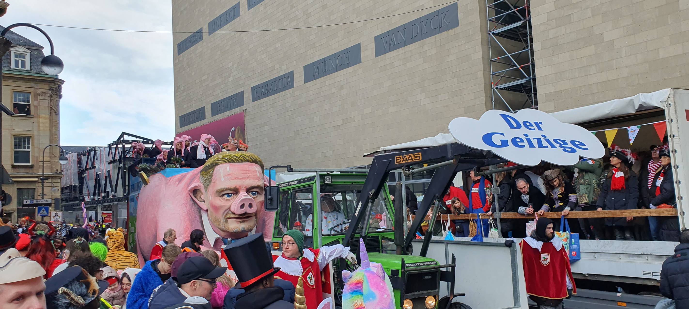 Der Rosenmontagszug läuft