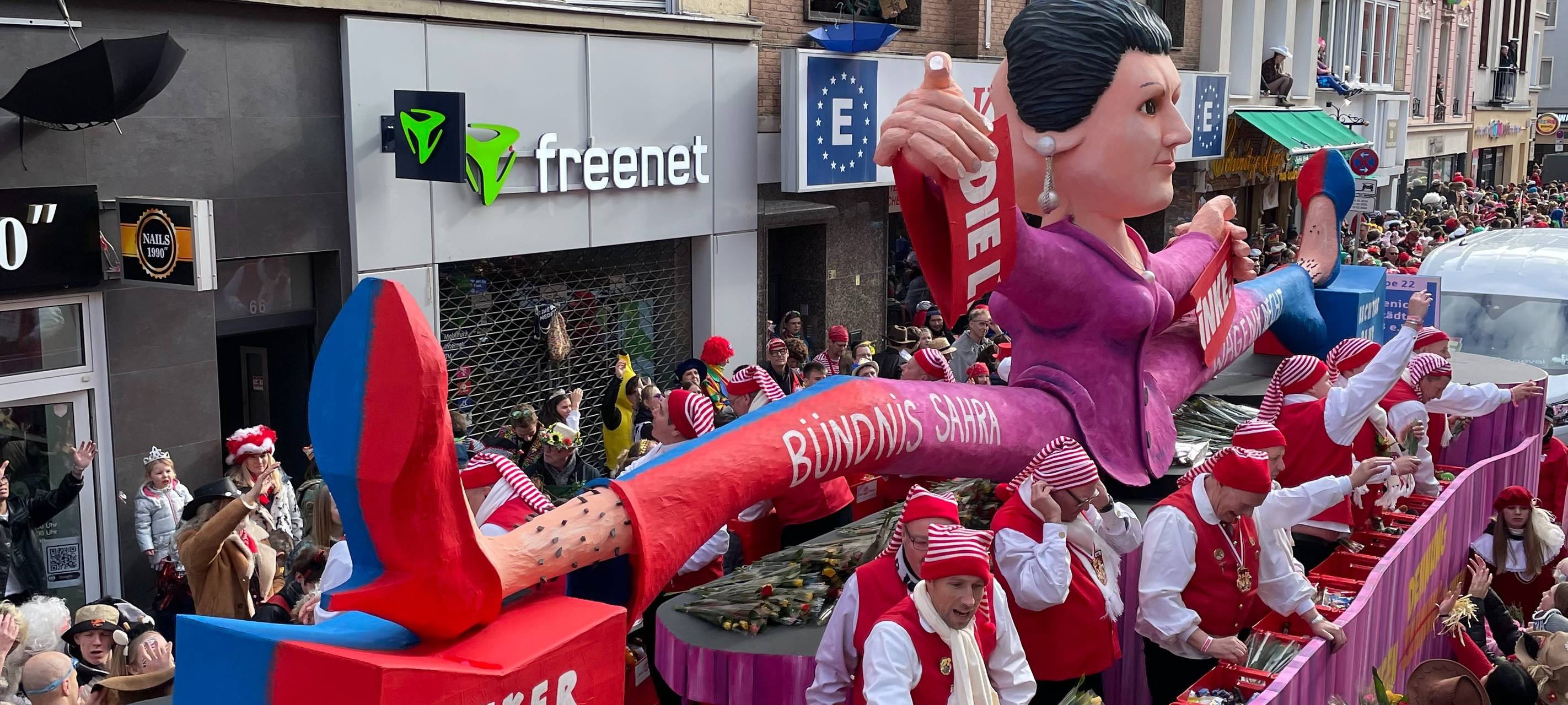 Der Rosenmontagszug läuft