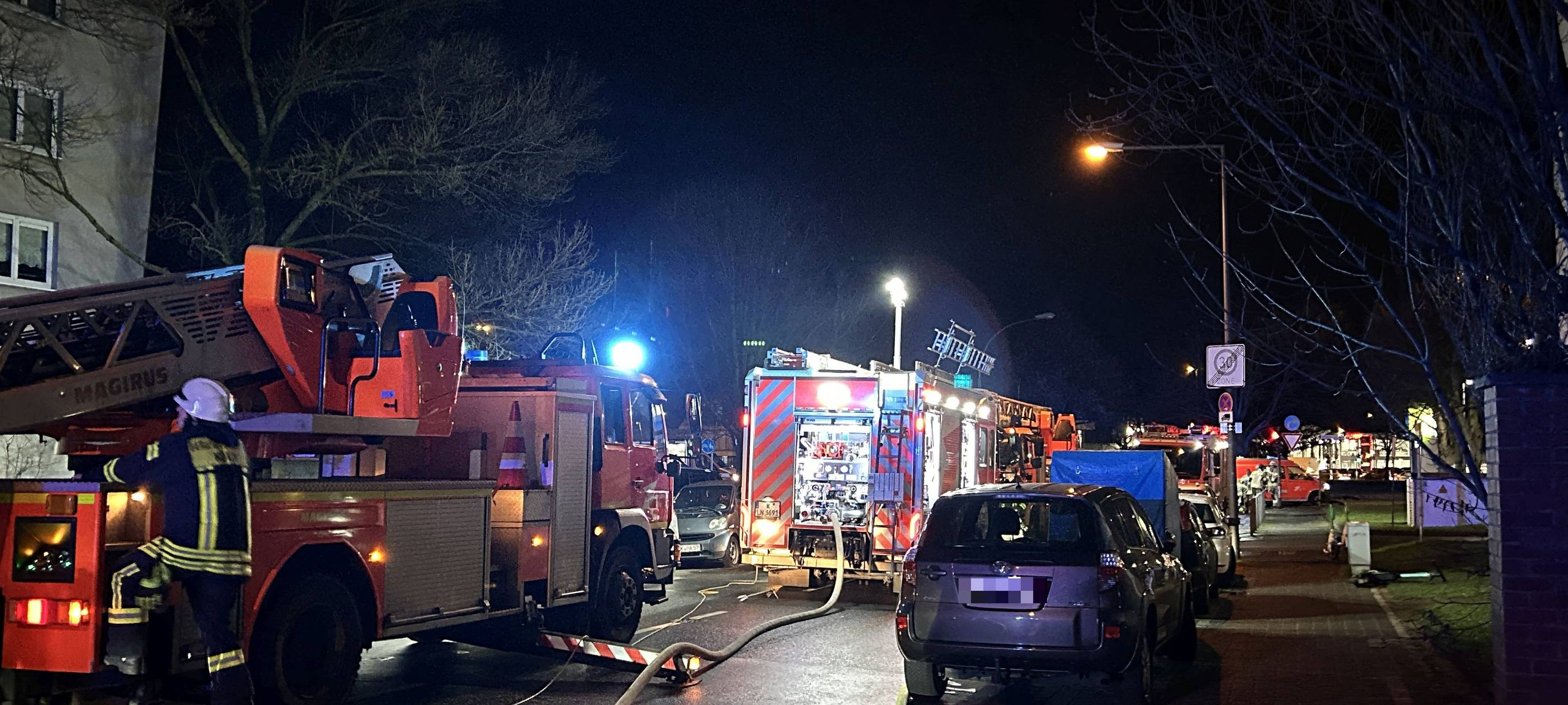 Mehrere Menschen bei Wohnungsbrand in Mülheim gerettet