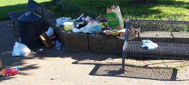 Viel Müll in Kölner Parks nach Osterwochenende