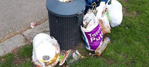 Viel Müll in Kölner Parks nach Osterwochenende
