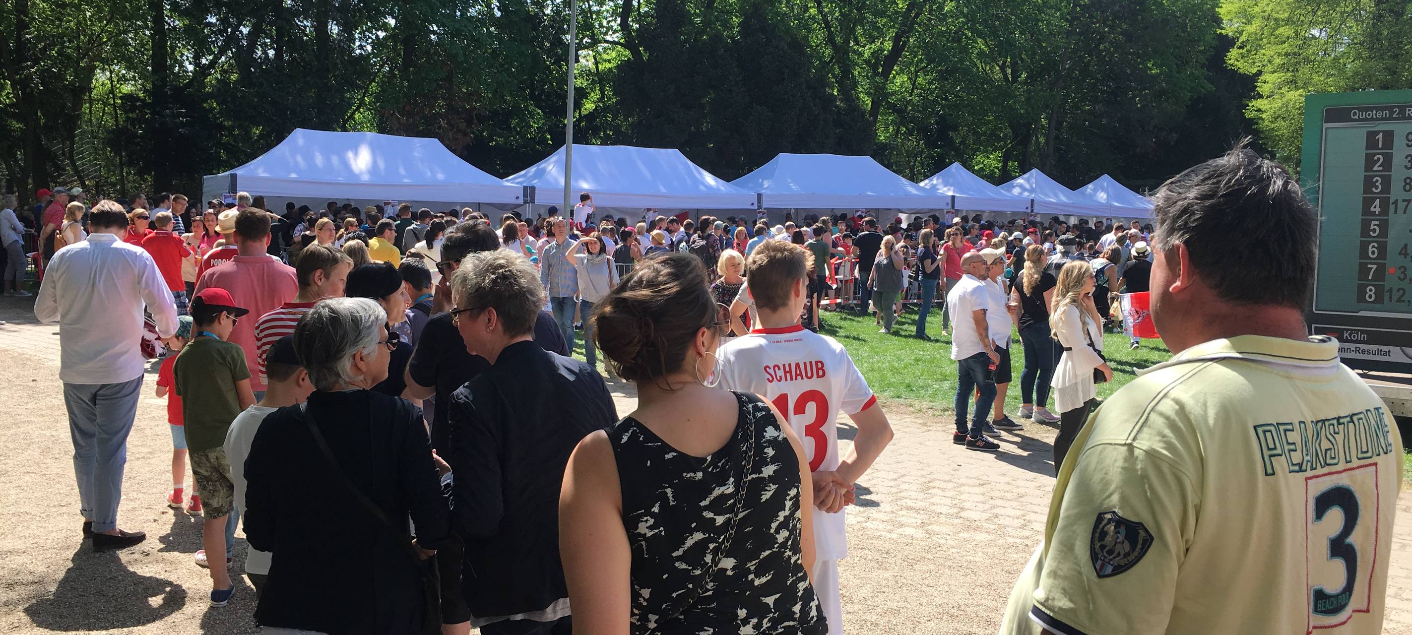 Tausende Kölner genießen den Sonnenschein