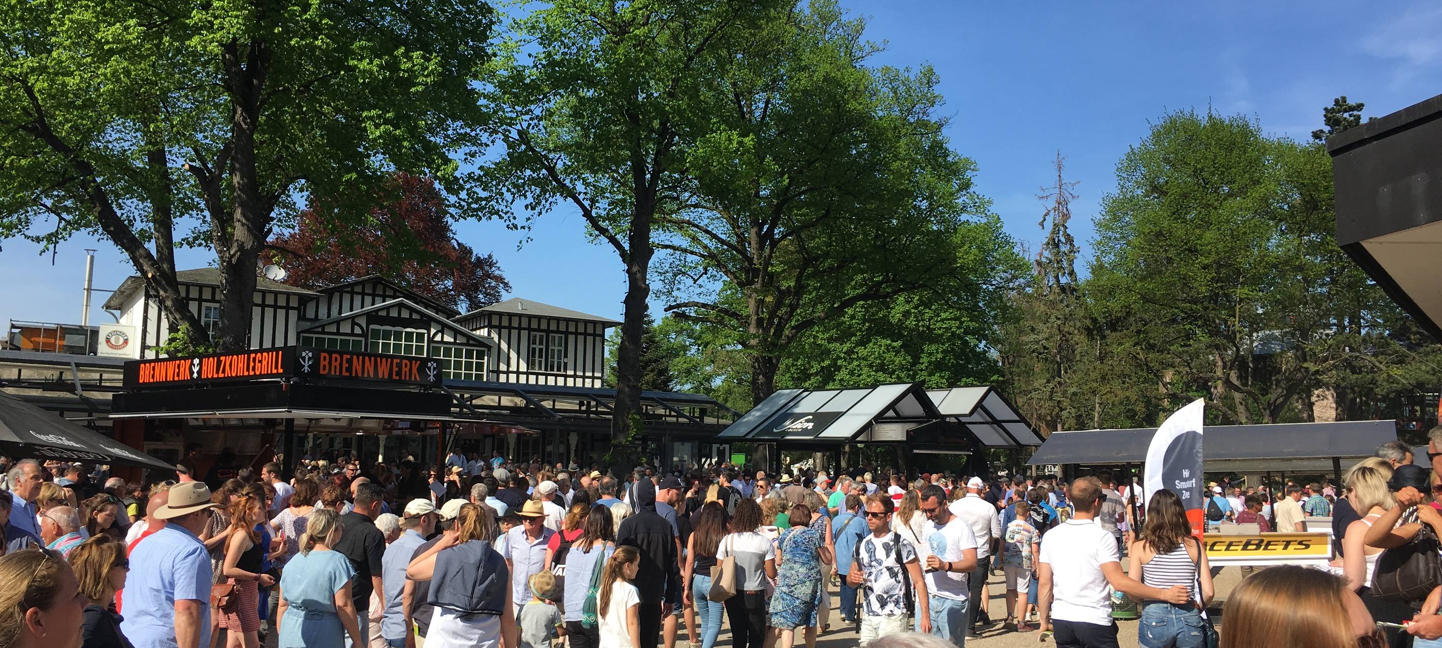 Tausende Kölner genießen den Sonnenschein