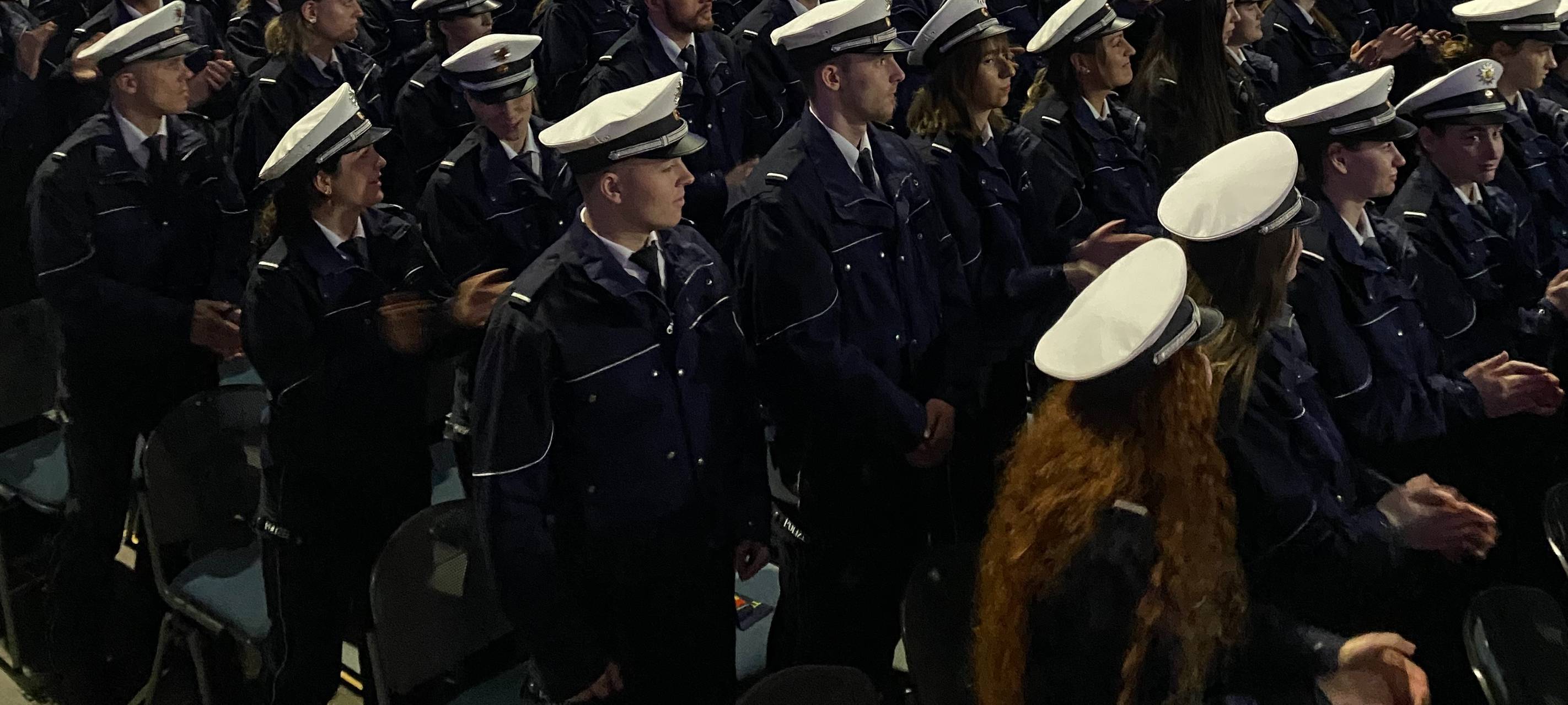 Polizei-Zuwachs legt Diensteid in der LANXESS arena ab