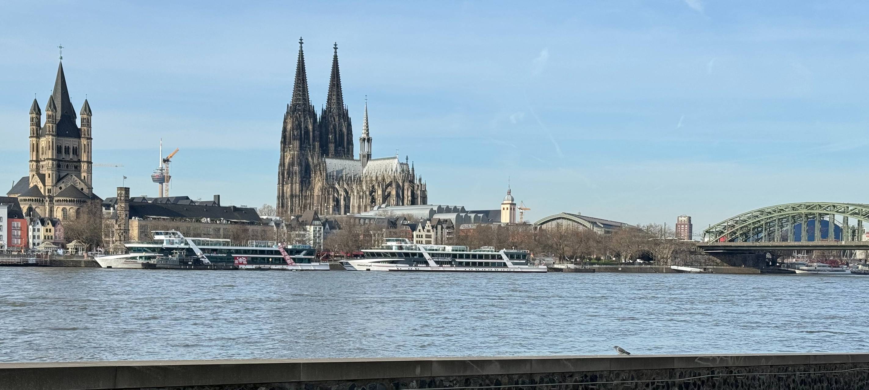 Fähre bringt Fußball-Fans über den Rhein