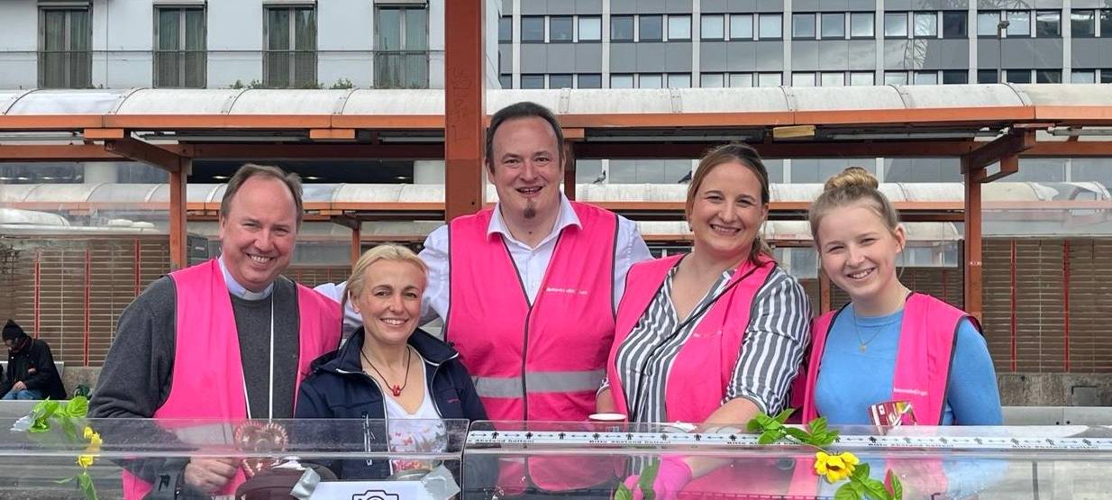 Vereine spenden Kamelle an Wohnungslose