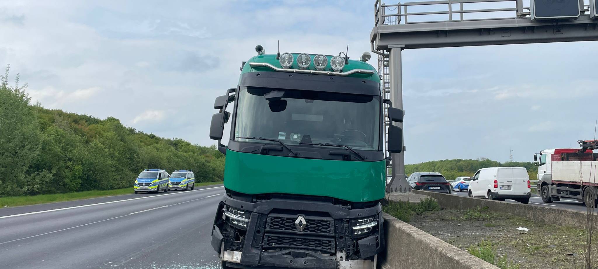 Vollsperrung nach LKW-Unfall auf der A1