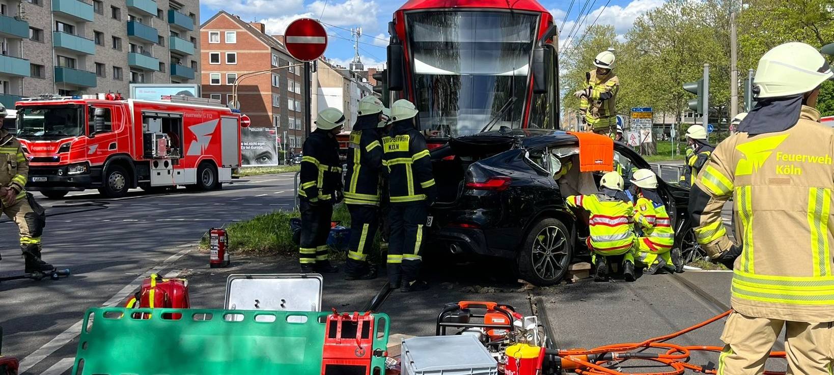 Bergischer Ring: PKW und Straßenbahn kollidieren in Mülheim