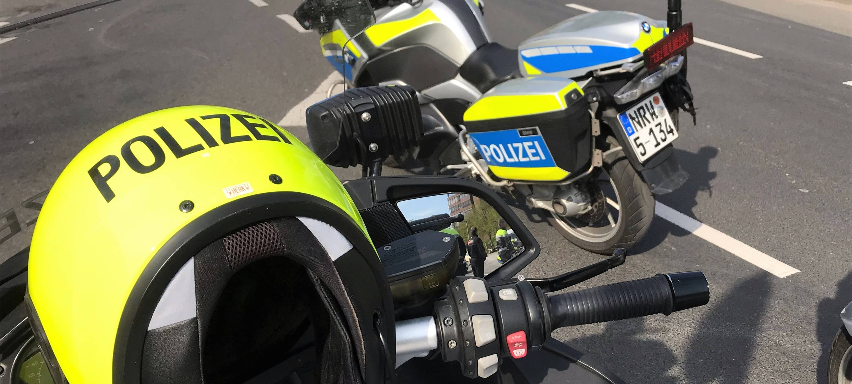 Jugendliche läuft wegen Handy vor's Auto