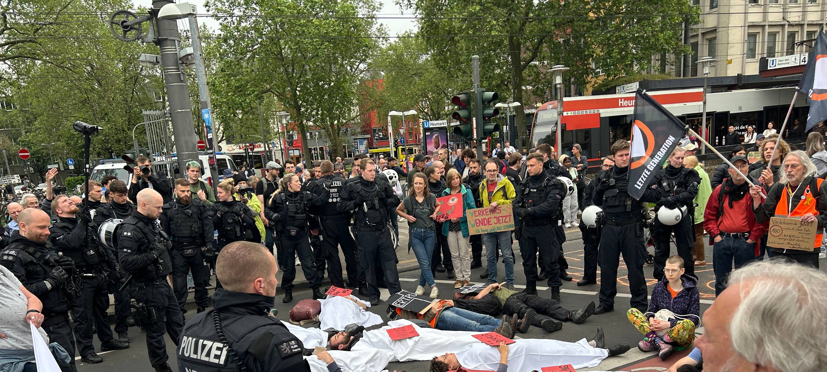Sitzblockade auf der Abfahrt der Deutzer Brücke