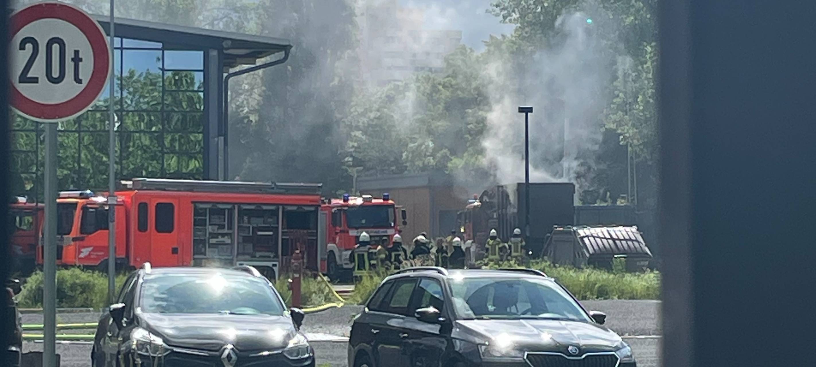 Brennender Müllcontainer sorgt für großen Feuerwehreinsatz in Niehl