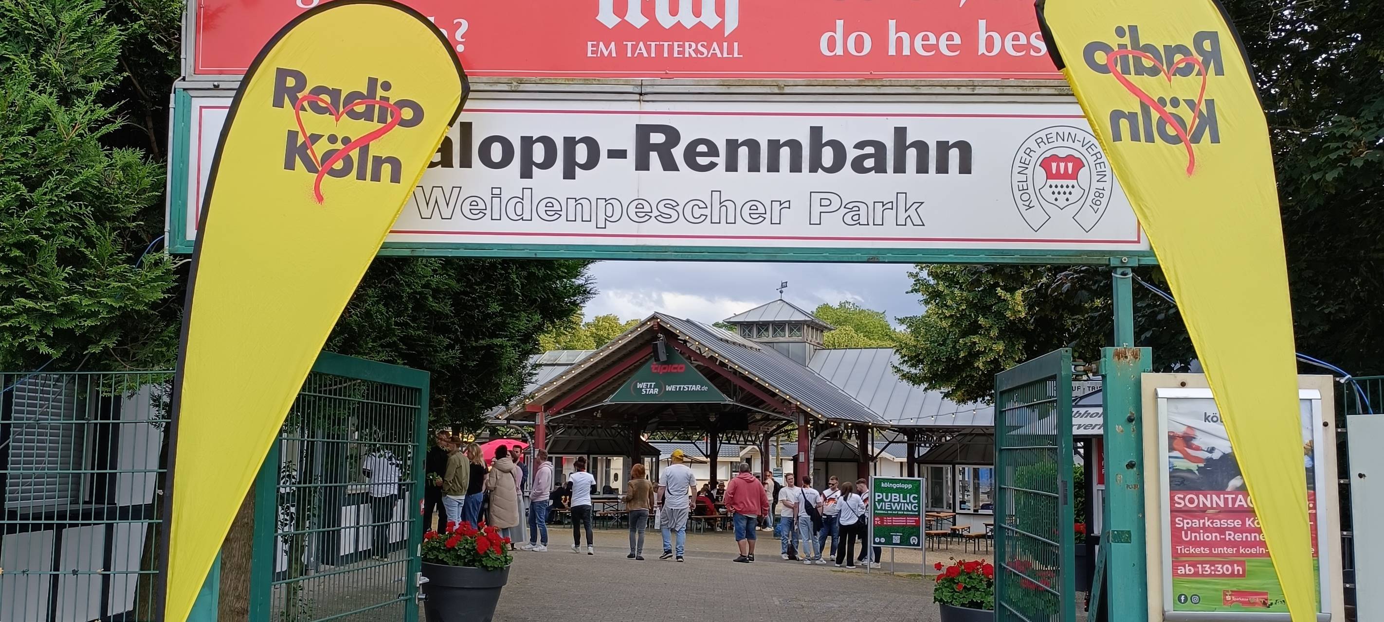Tausende Fans feiern 5:1-Auftaktsieg der Nationalelf