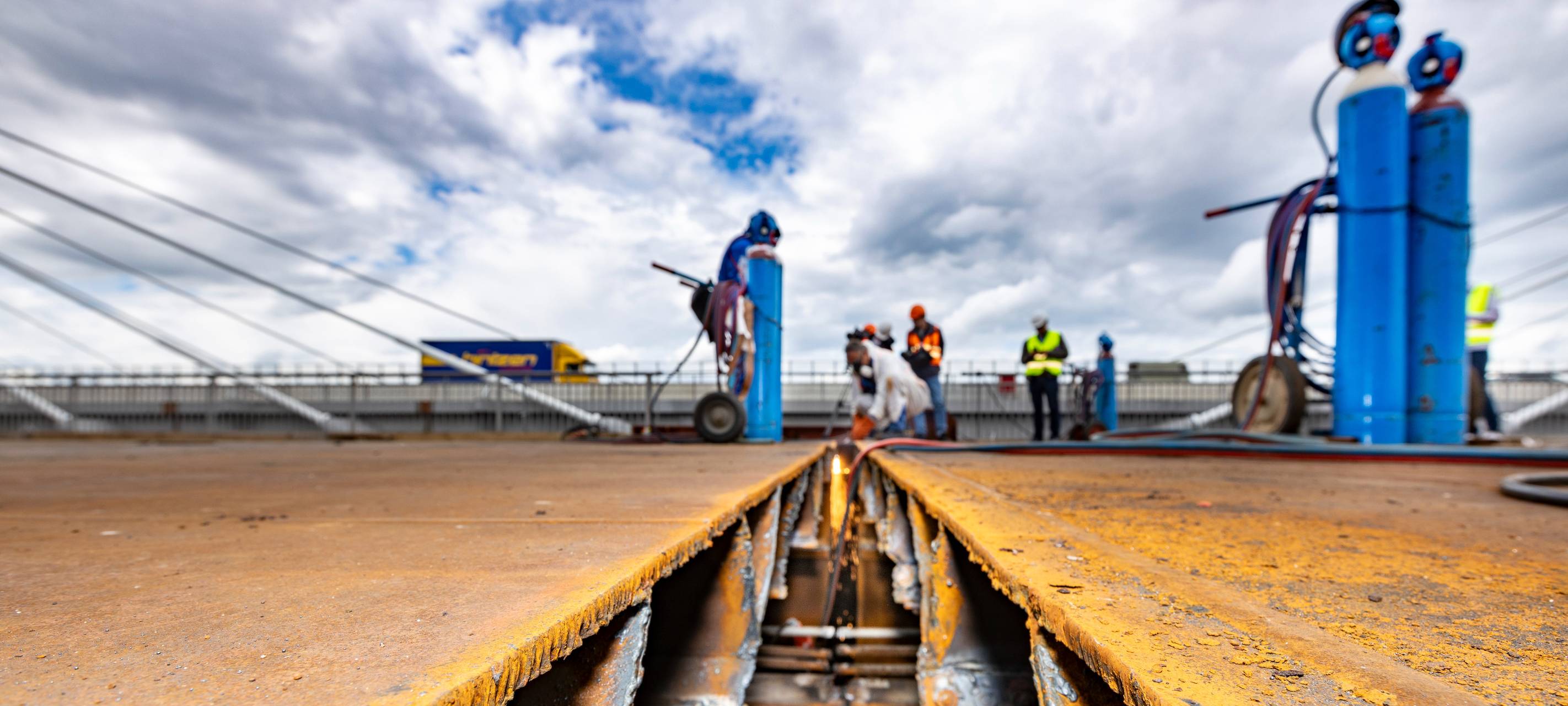 Alte Leverkusener Rheinbrücke zertrennt