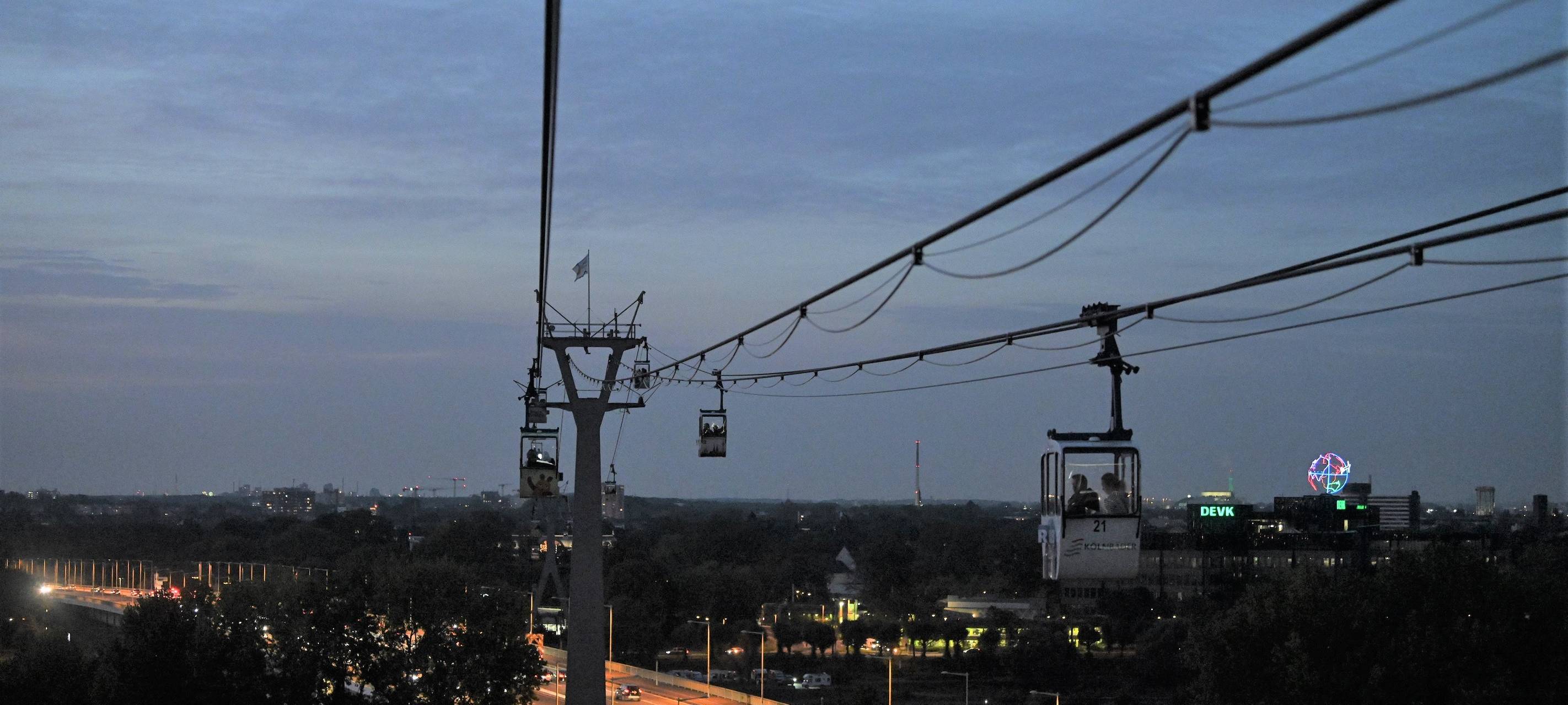 Kölner Seilbahn bietet Fahrten in der Nacht an