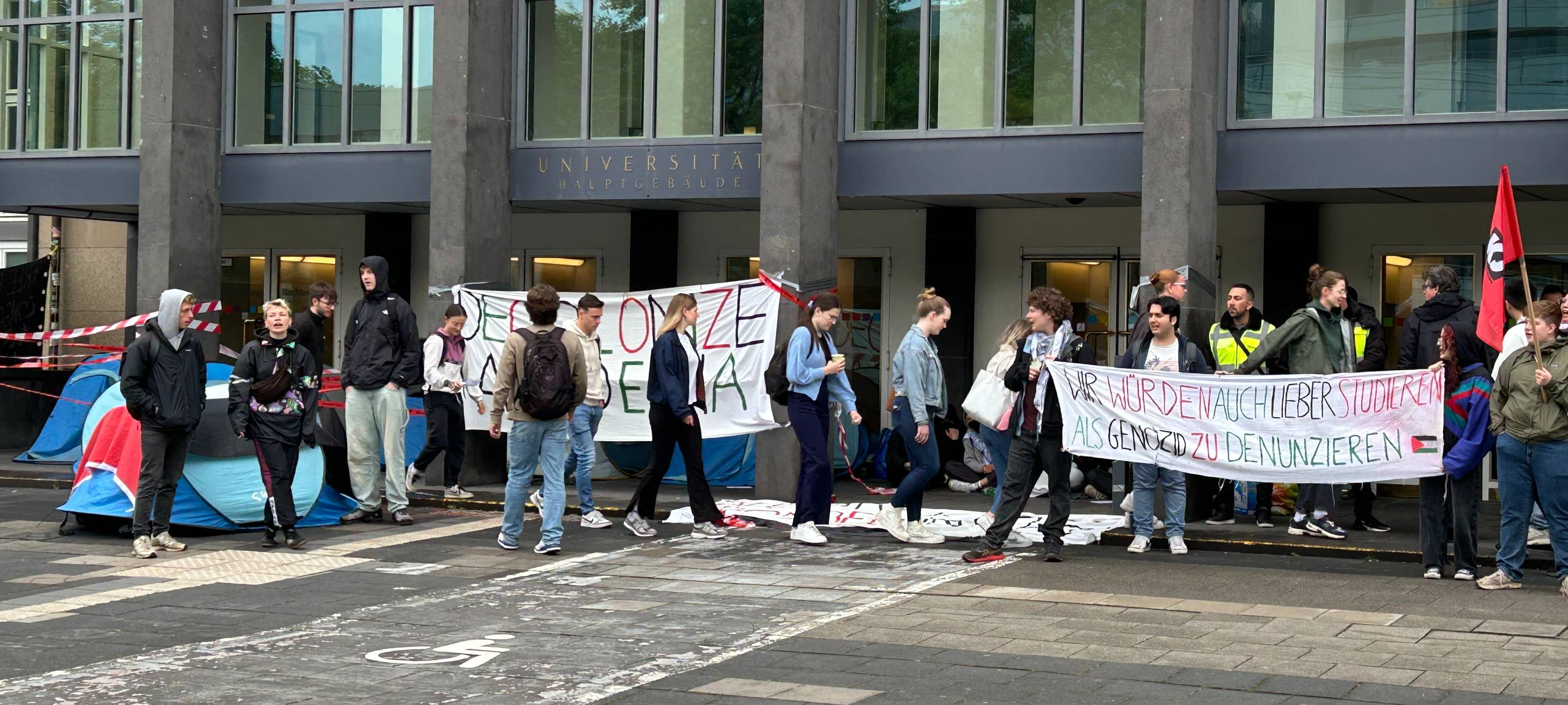 Demonstranten blockieren Haupteingang der Universität