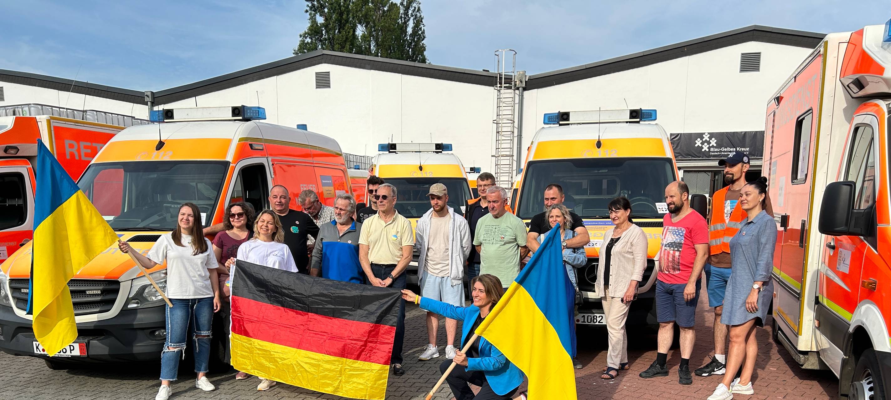 Krankenwagen-Konvoi fährt von Köln in die Ukraine