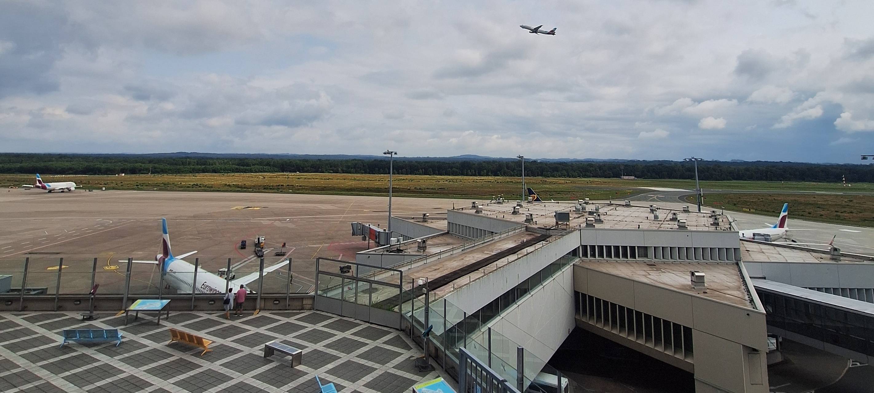 Startendes Flugzeug am Kölner Flughafen