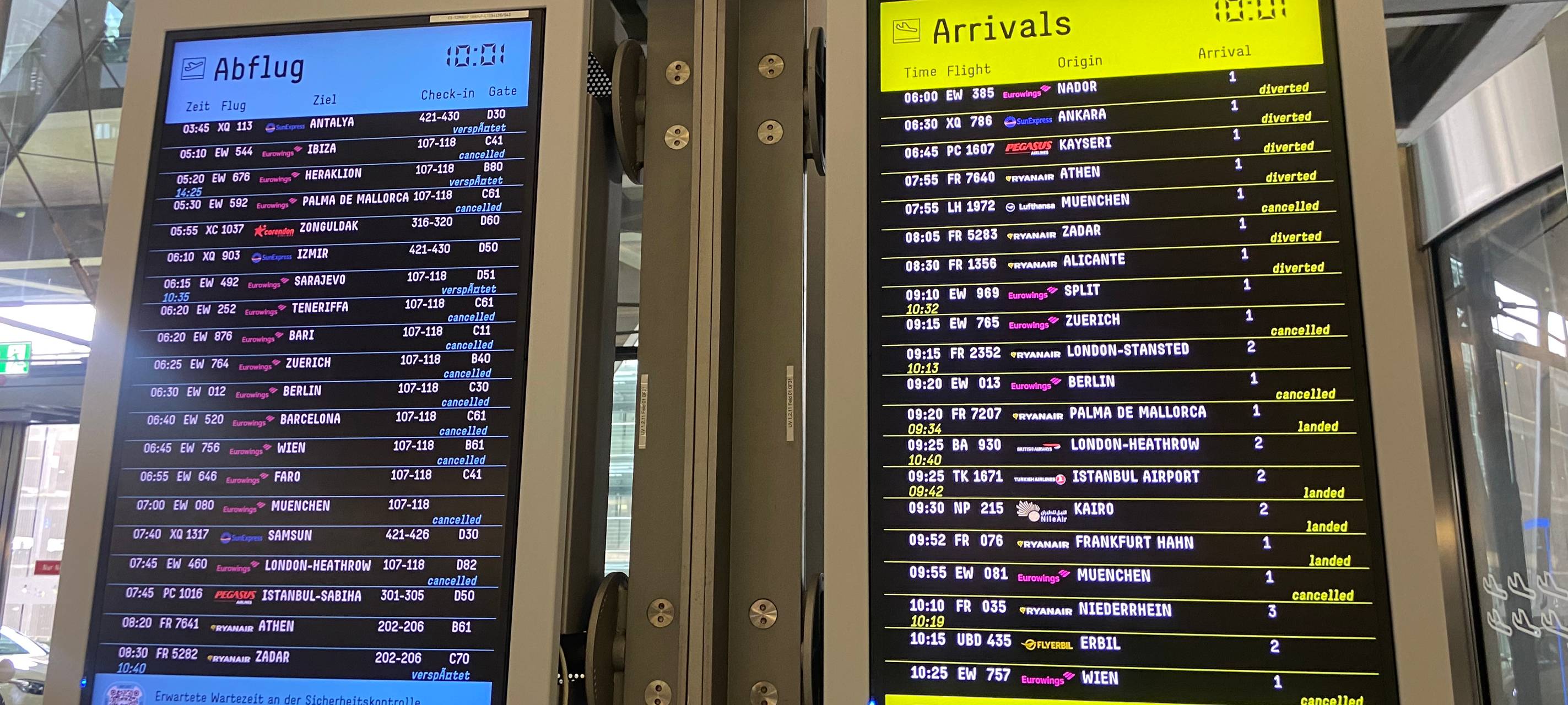 Infotafeln am Kölner Flughafen
