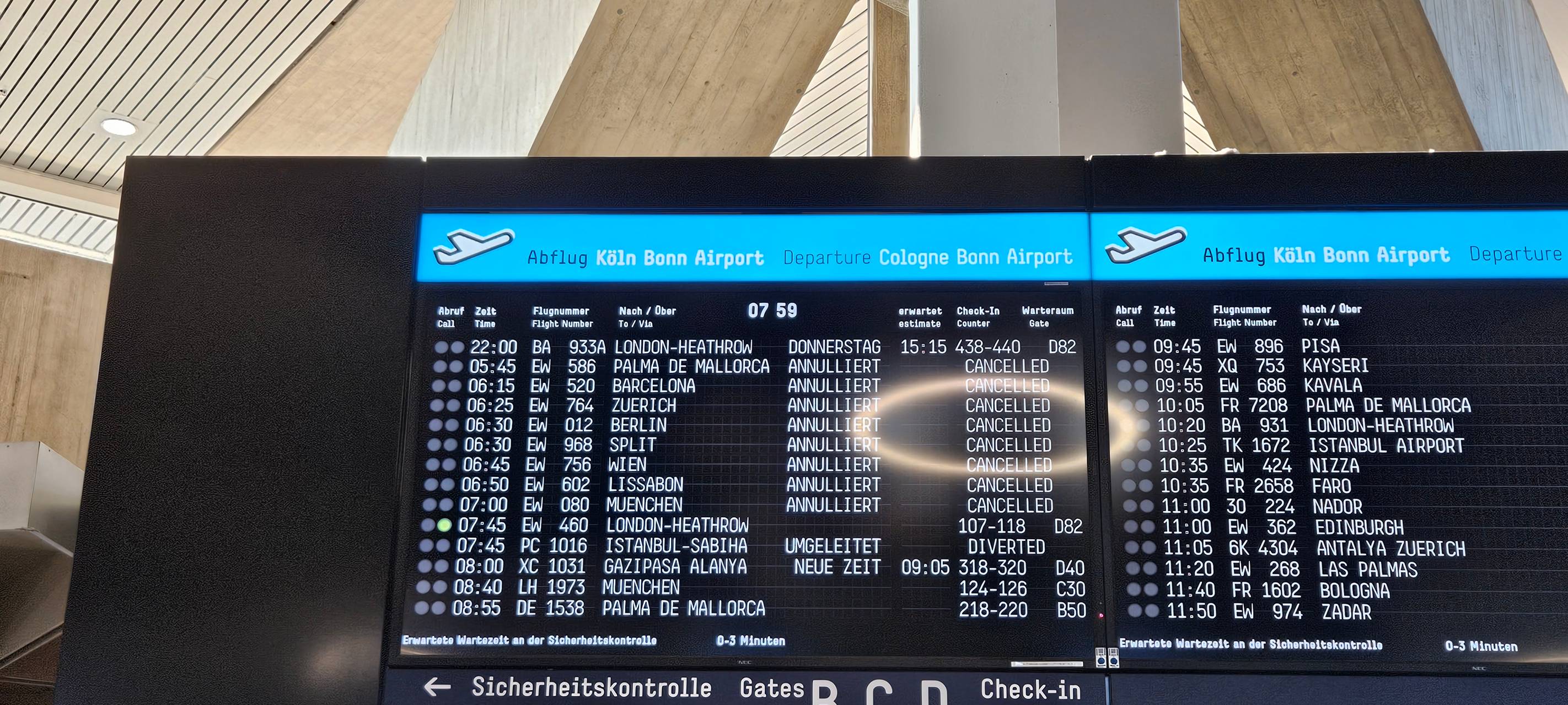 Aktivisten der "Letzten Generation" kleben auf Landebahn
