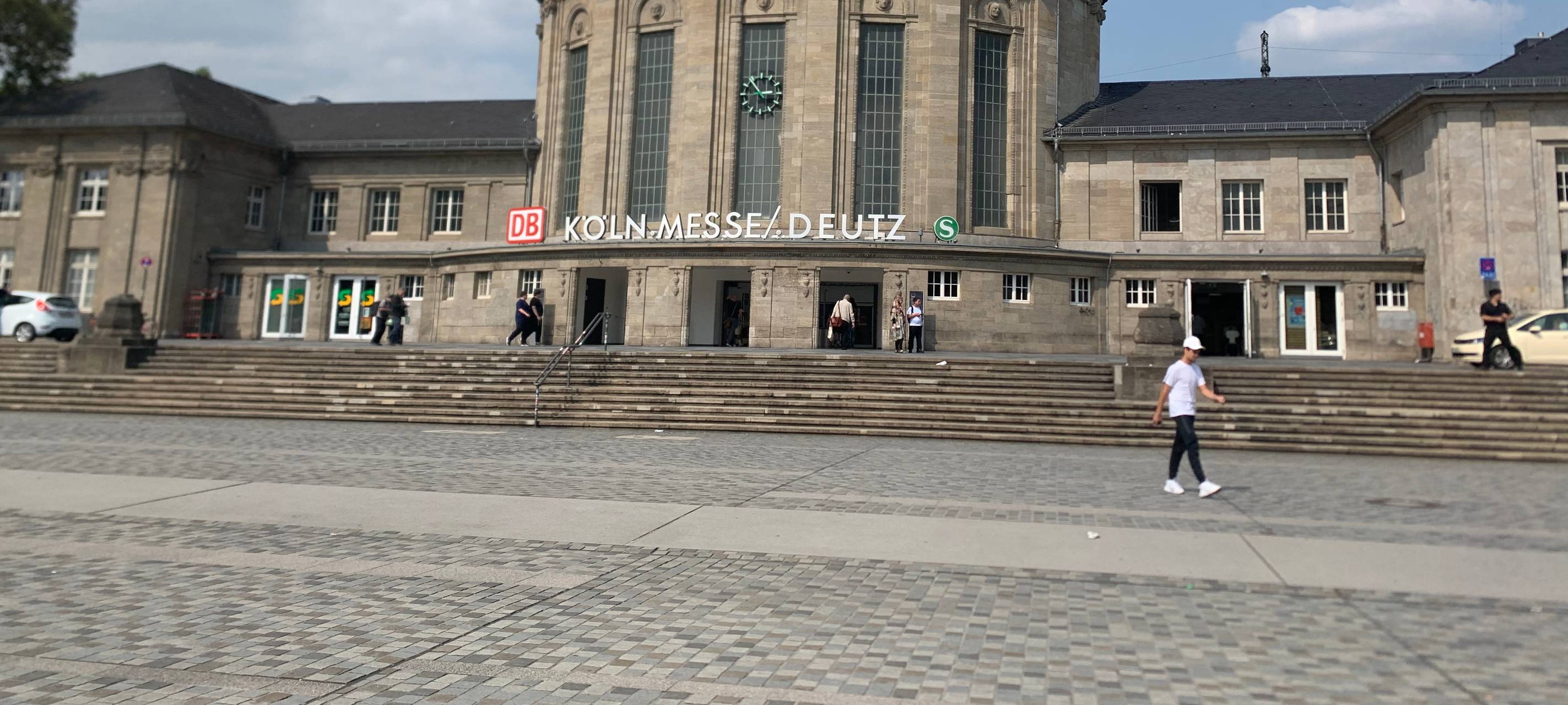 Bahnhof Messe/Deutz: Frau wurde auf die Gleise geschubst
