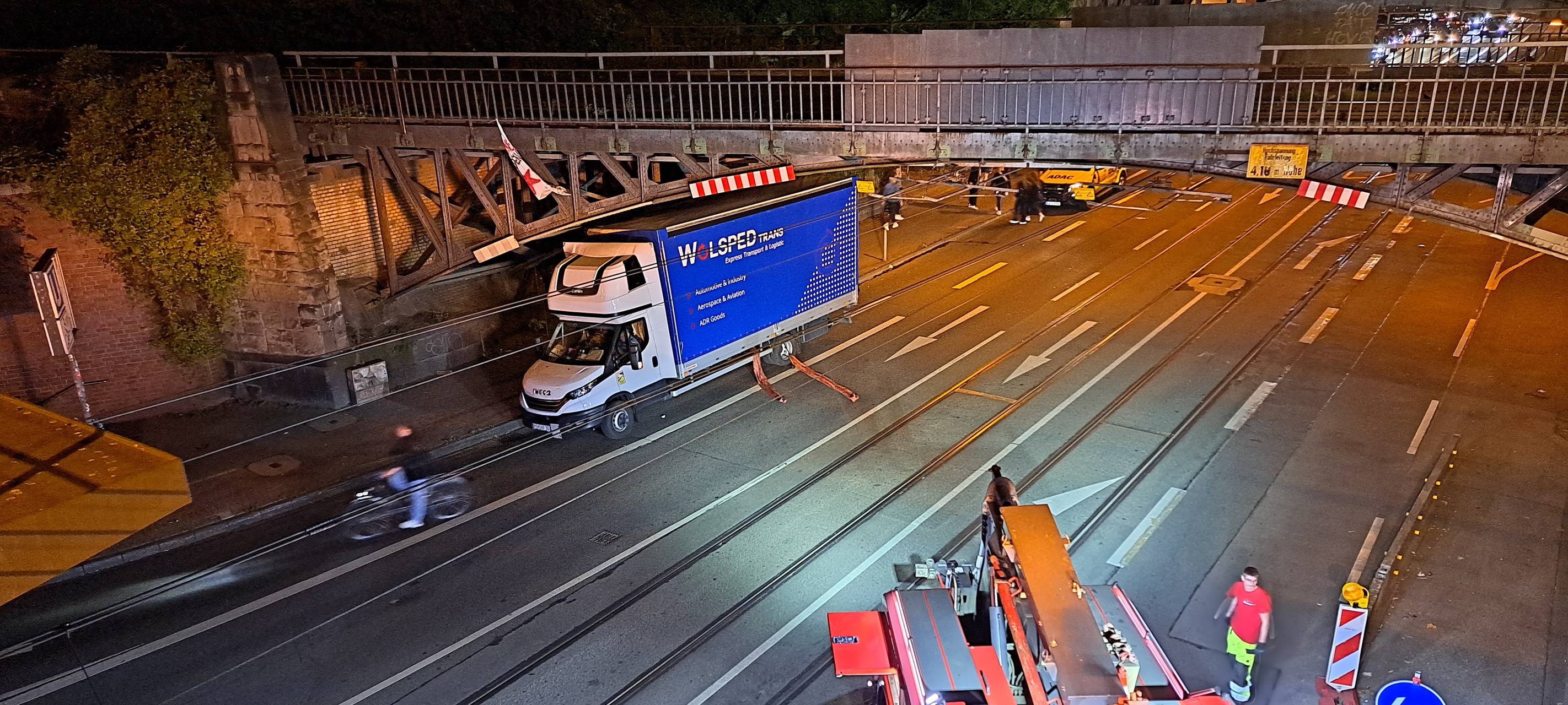 LKW bleibt unter Brücke in Deutz stecken
