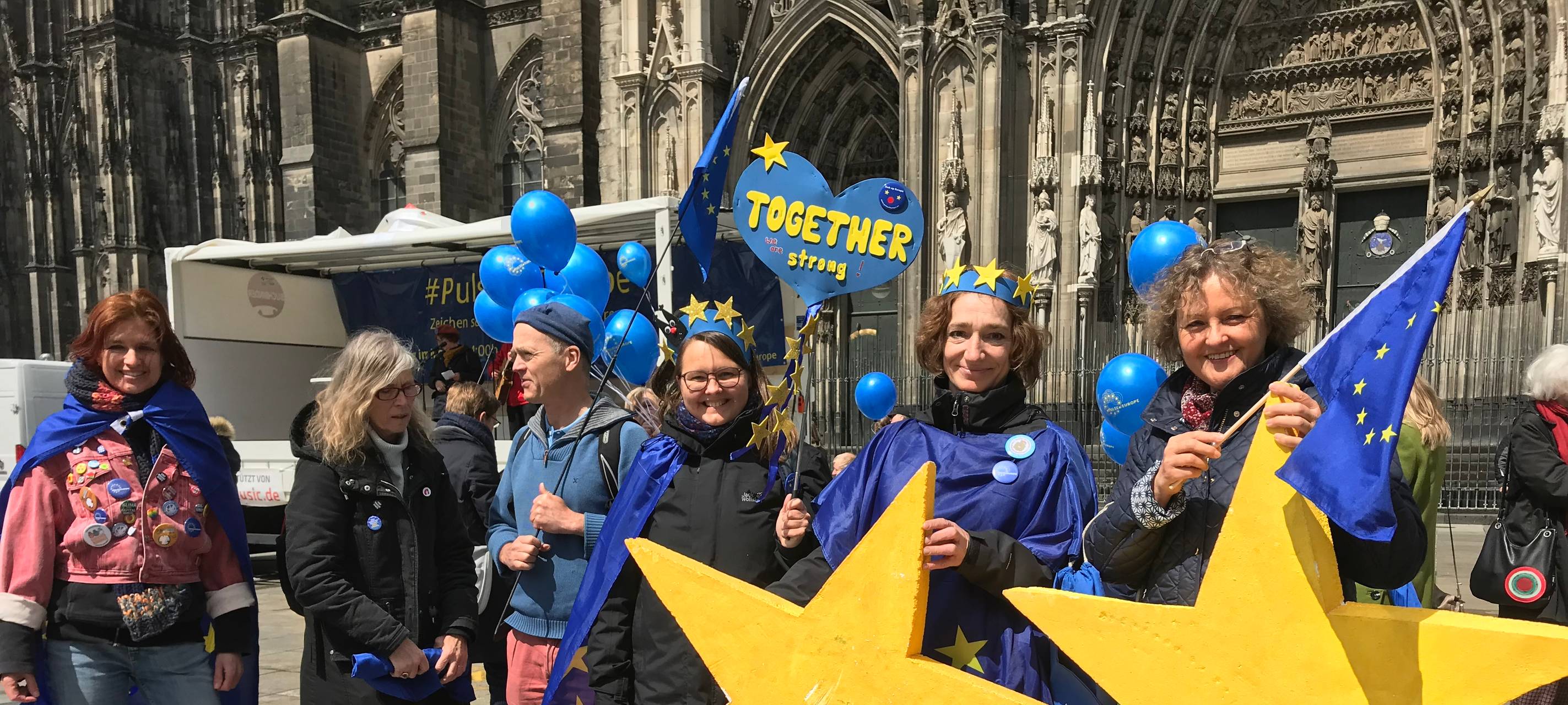 Pulse of Europe auf dem Roncalliplatz