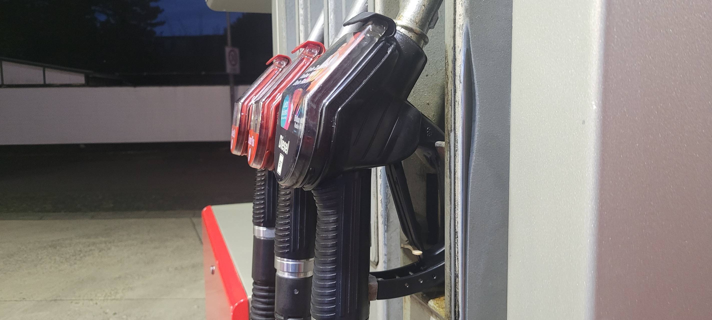 Kripo sucht Tankstellenräuber von Stammheim