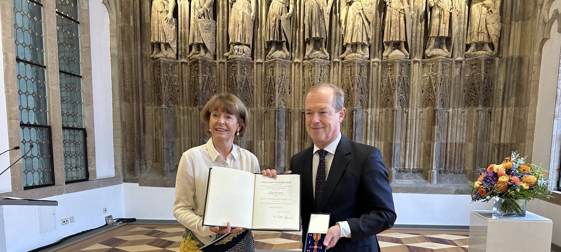 Uniklinikchef Hallek erhält Bundeverdienstkreuz