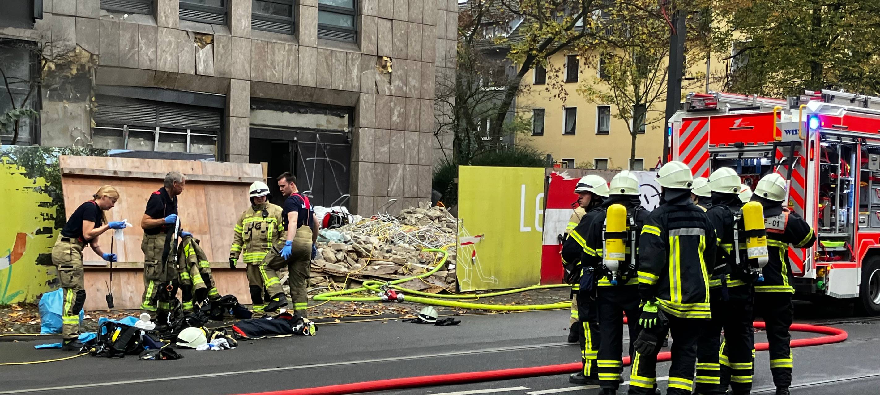 Feuer an altem Bürogebäude sorgt für Sperrungen