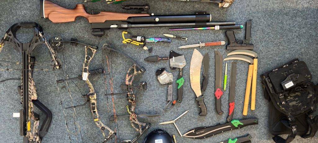 Waffenarsenal in Wohnung - Macheten, Tomahawks, Sicheln