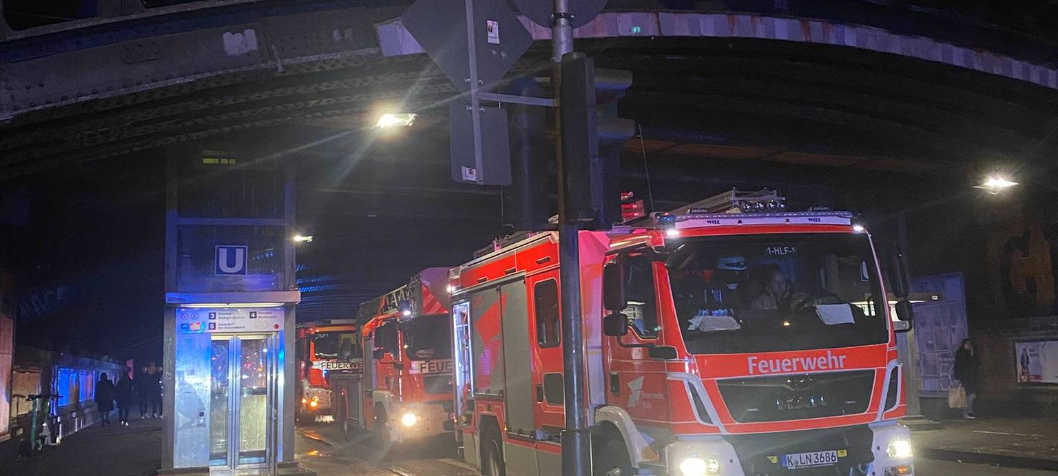 Feuerwehr-Großeinsatz in Studentenwohnhaus in Hürth-Efferen