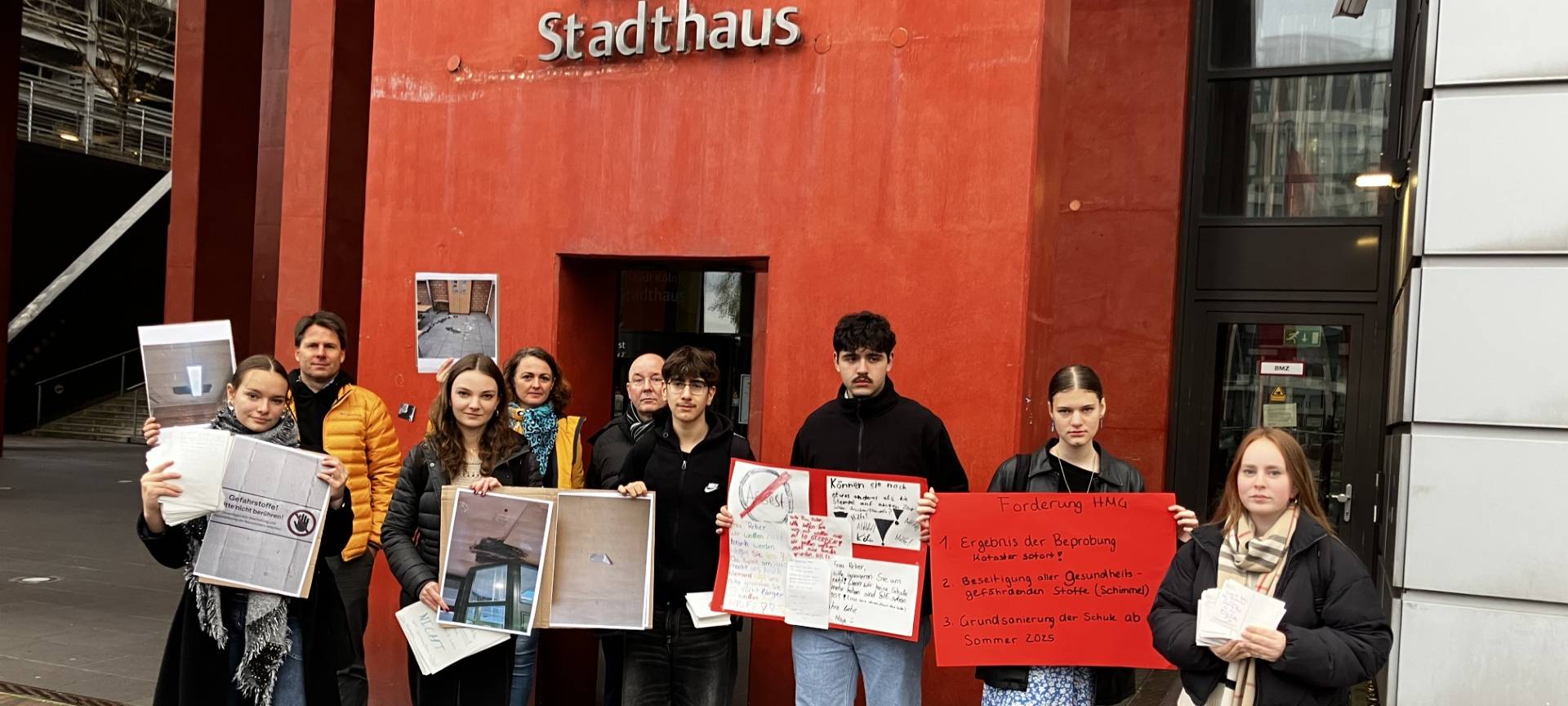 Nach Asbestfund: Briefe an die Stadt Köln übergeben